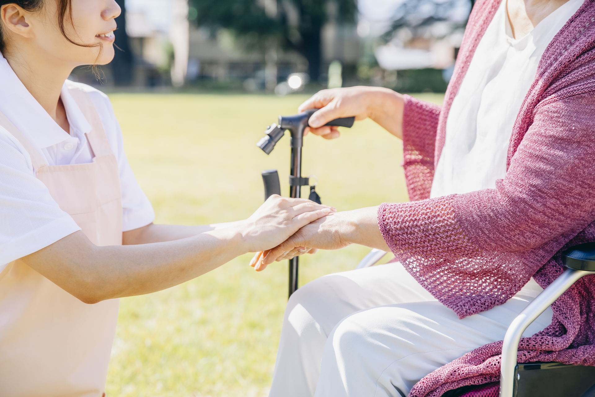 利用者に手を重ねる介護職員