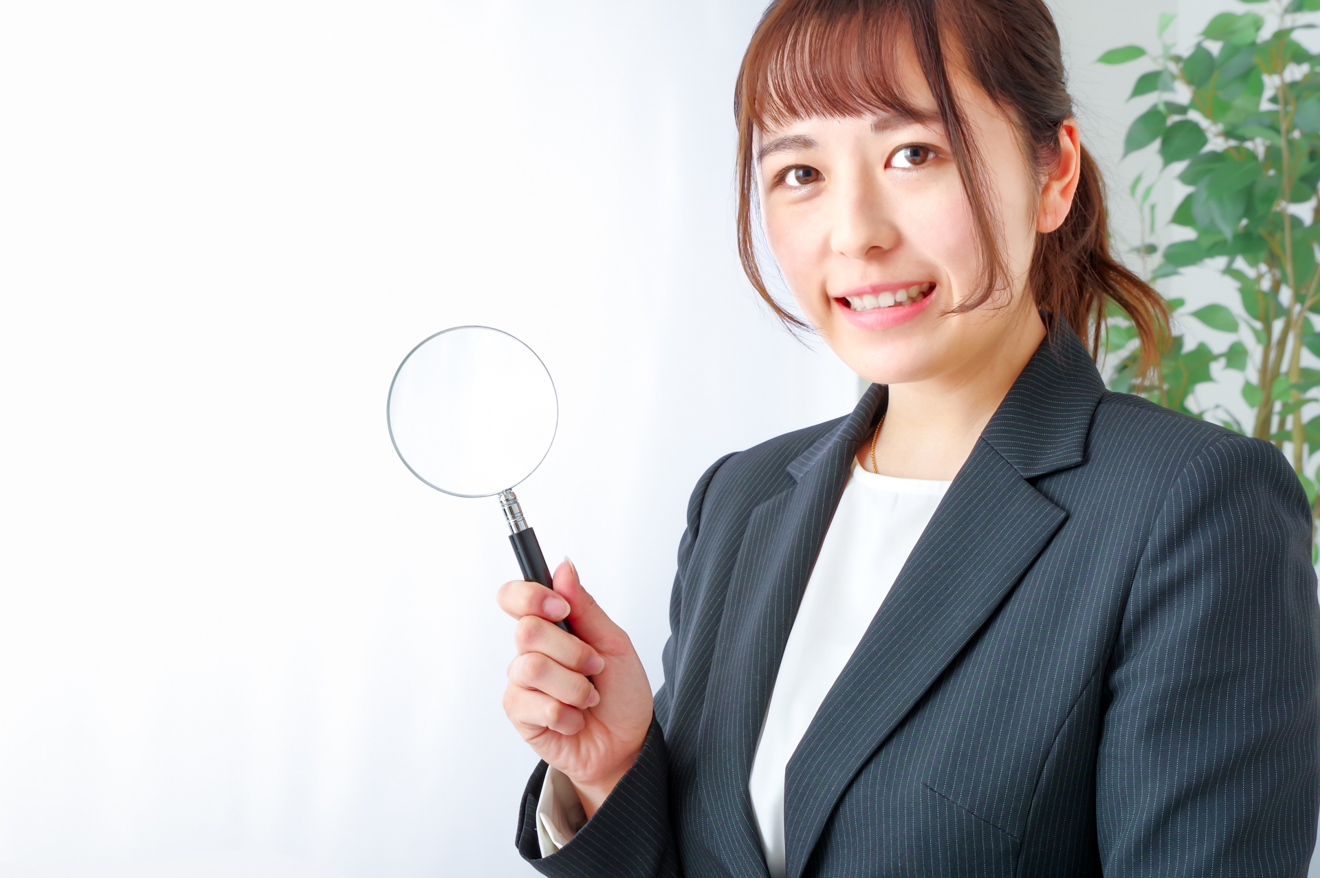 リサーチをするビジネスパーソンのイメージ