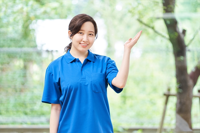 案内をする女性介護士