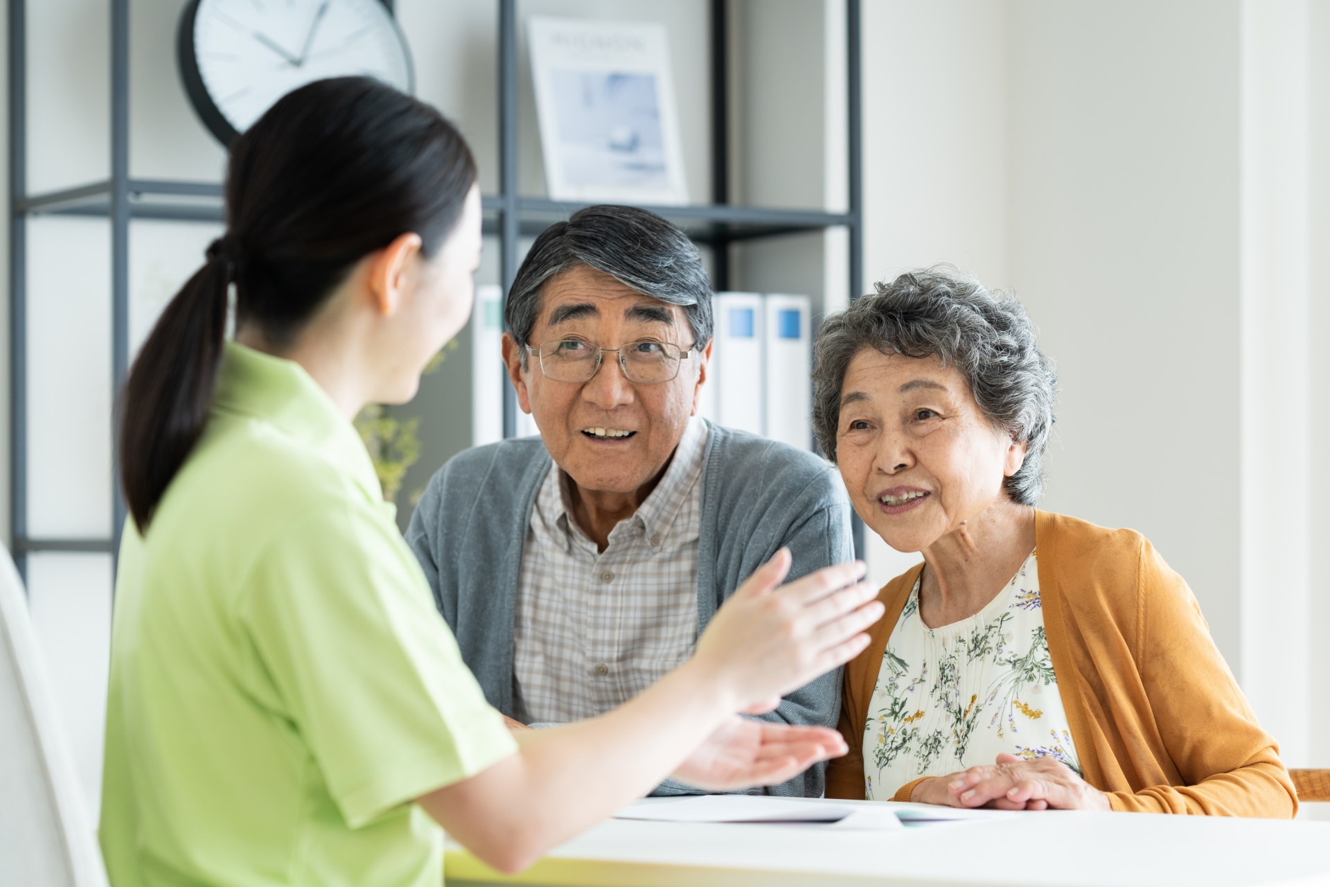 介護の相談をするシニアの夫婦