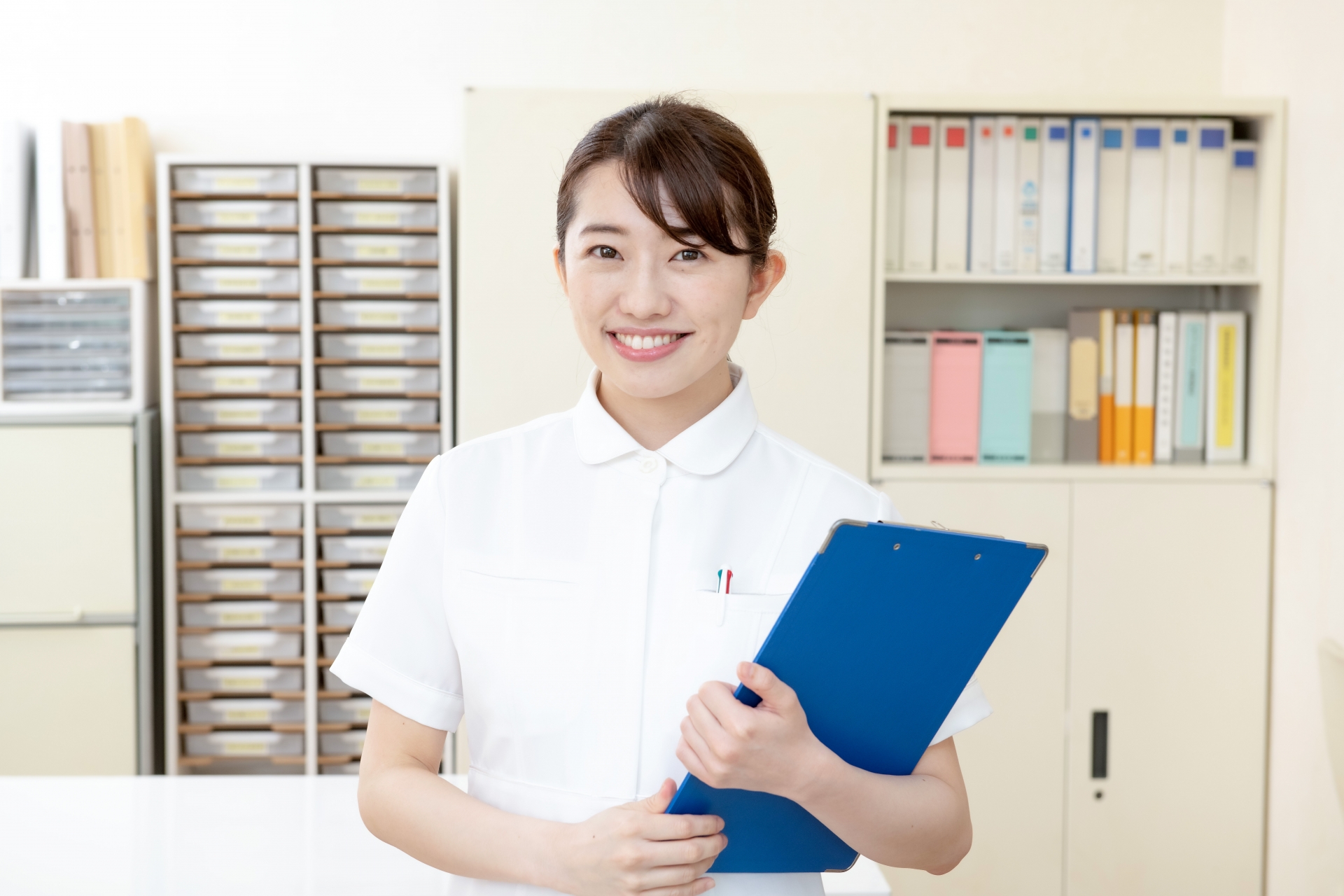 バインダーを持つ女性