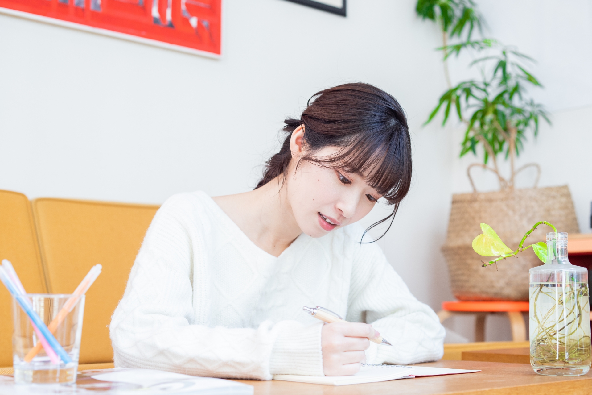 書き物をする女性