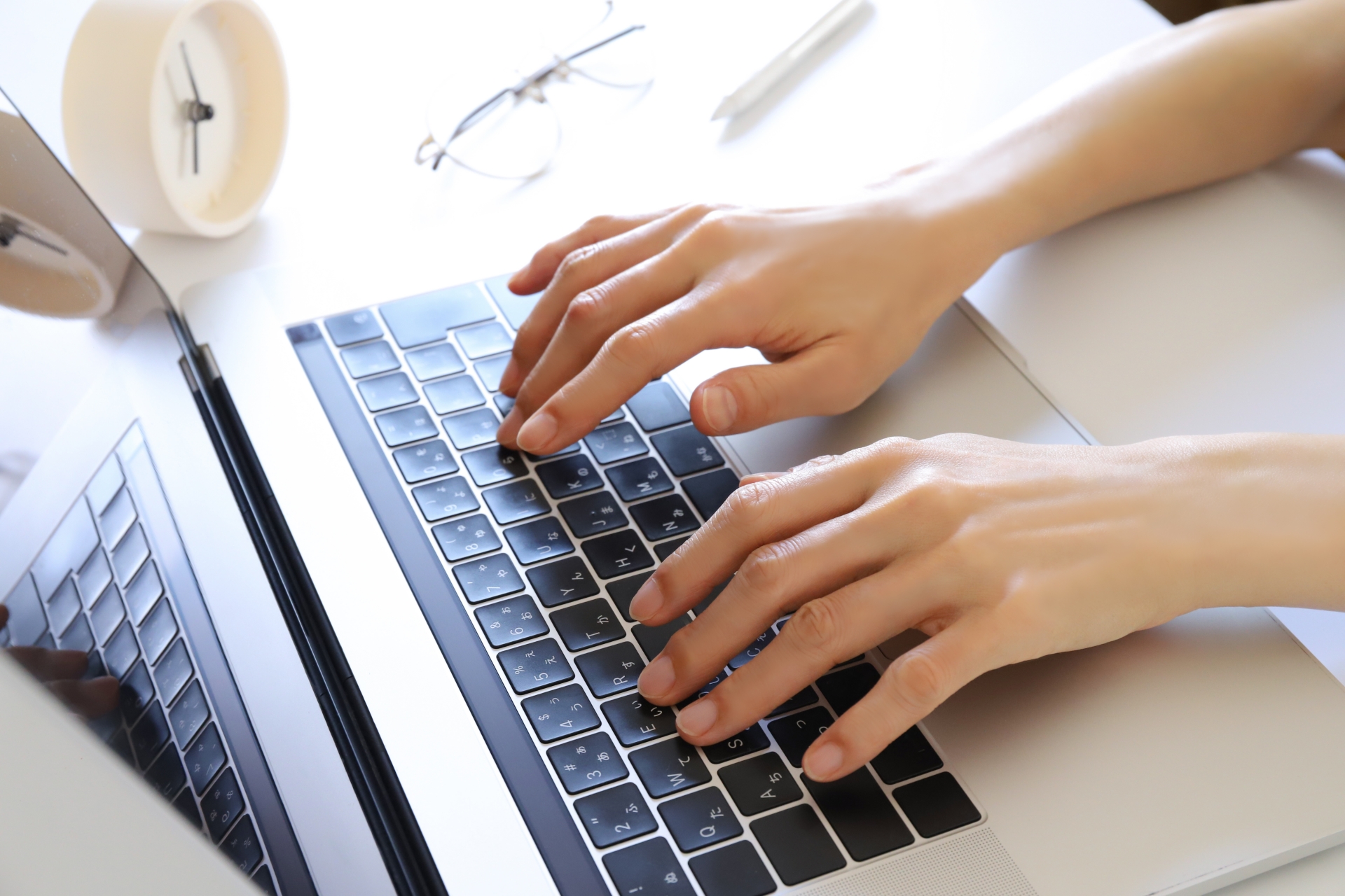 パソコンを使う手元