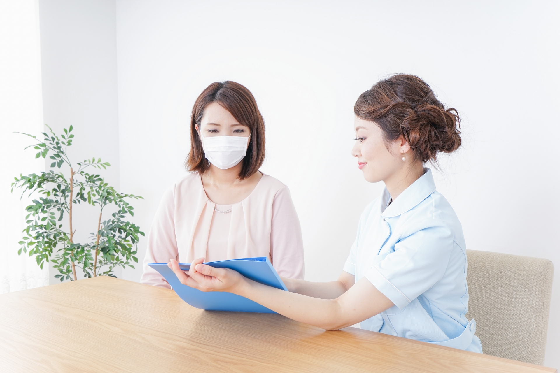 病院で説明を聞く女性
