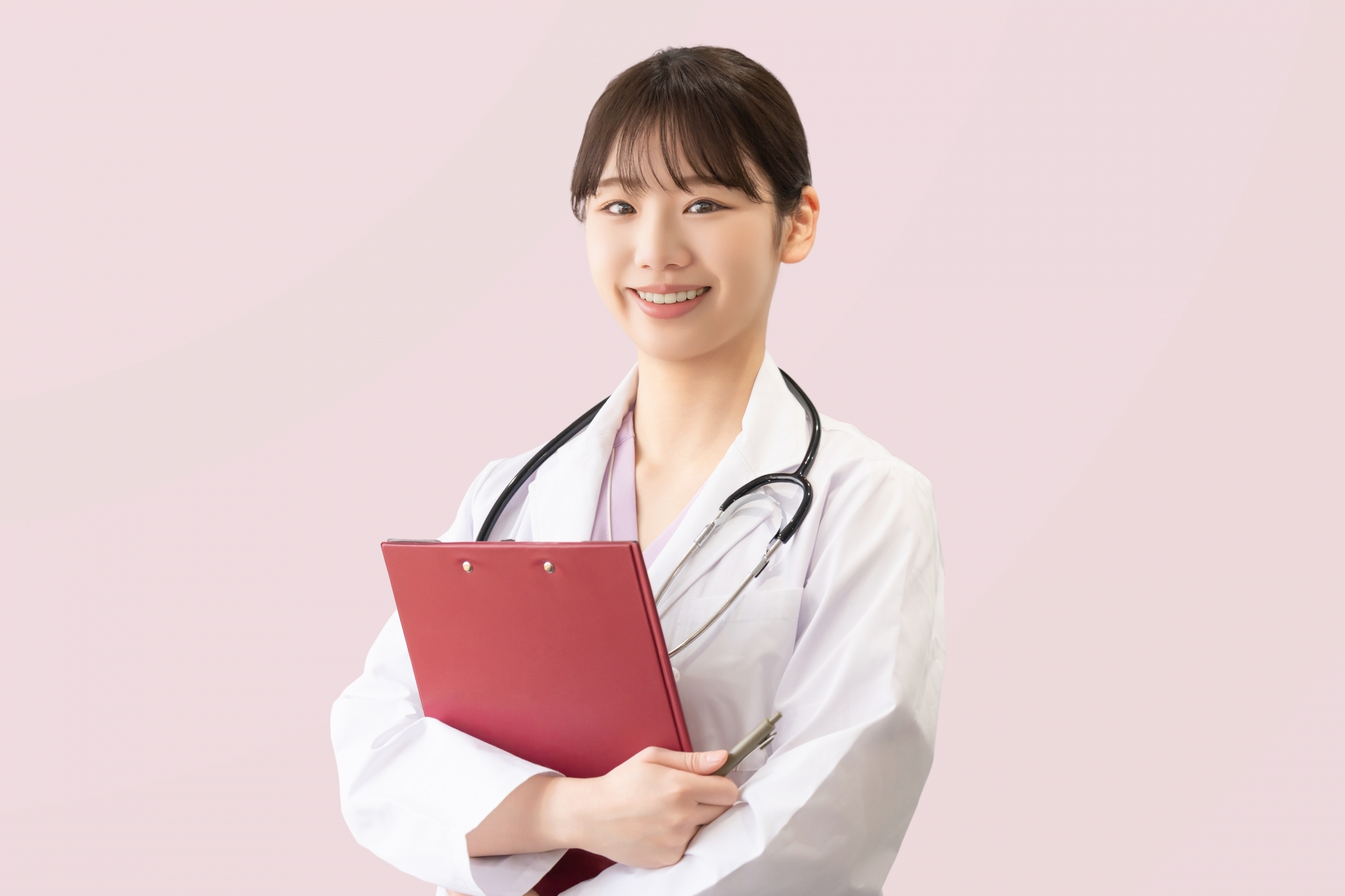 バインダーを持つ女性医療スタッフ