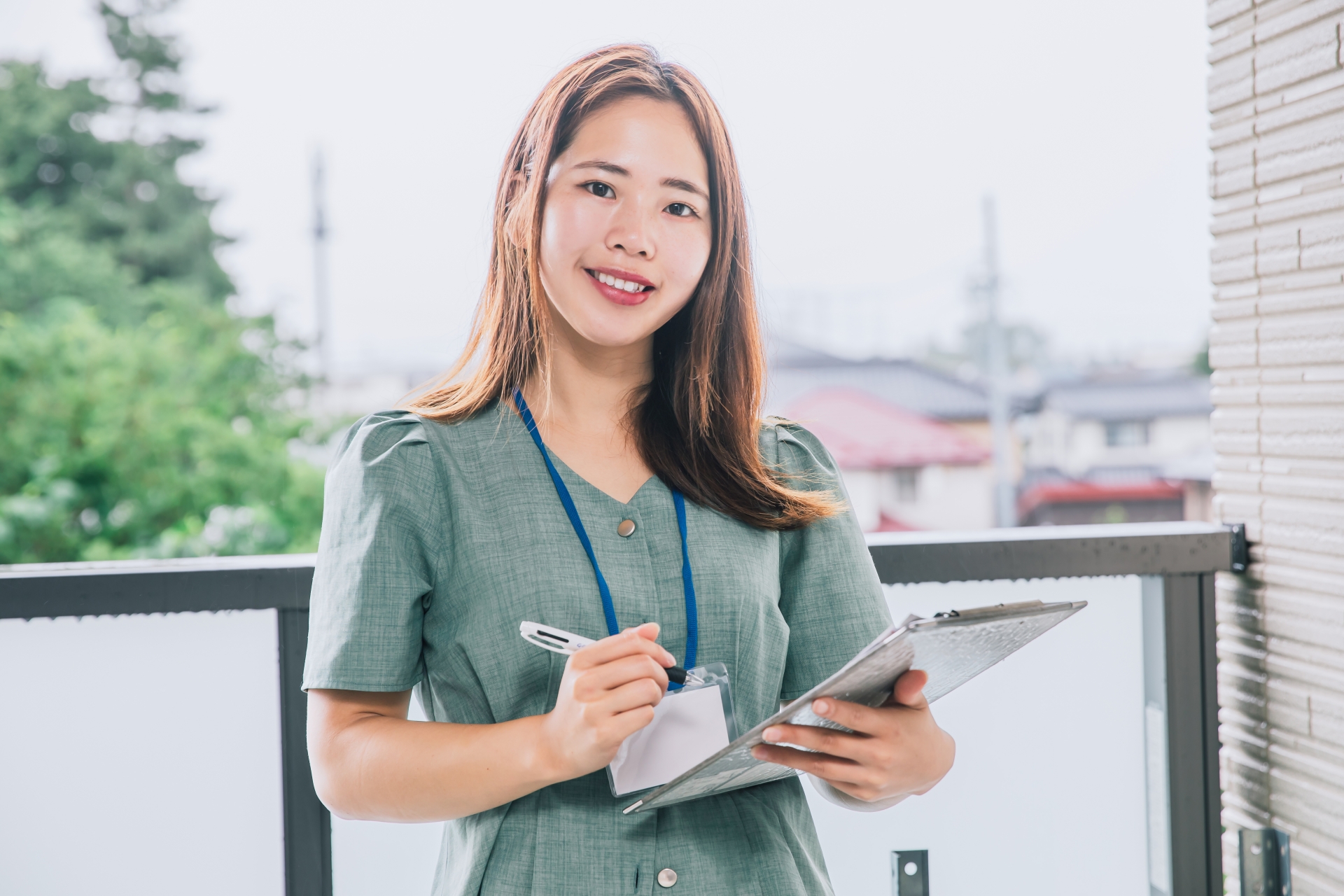 仕事の打ち合わせをする働く女性