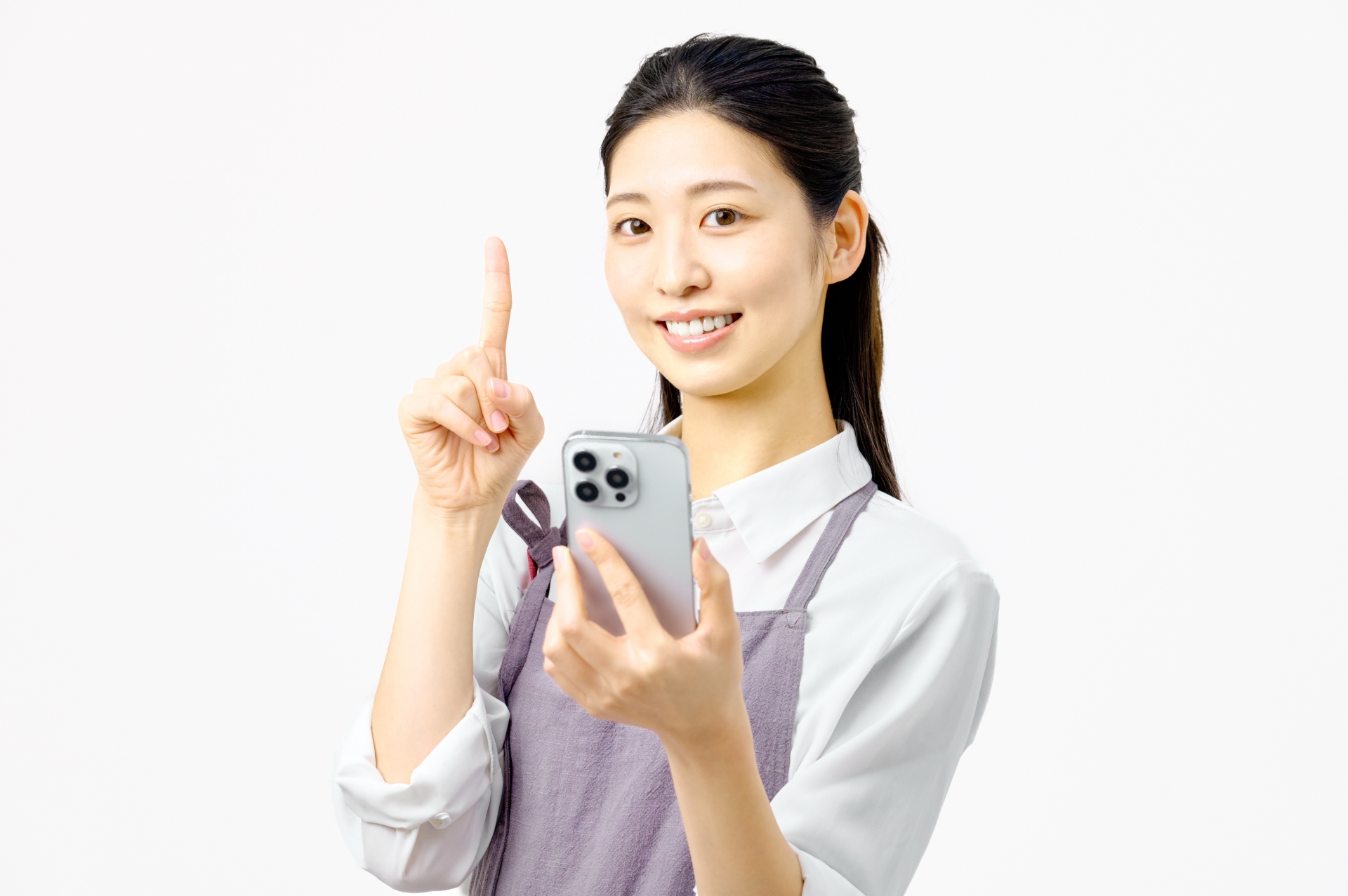 スマートフォンを持ち説明する主婦