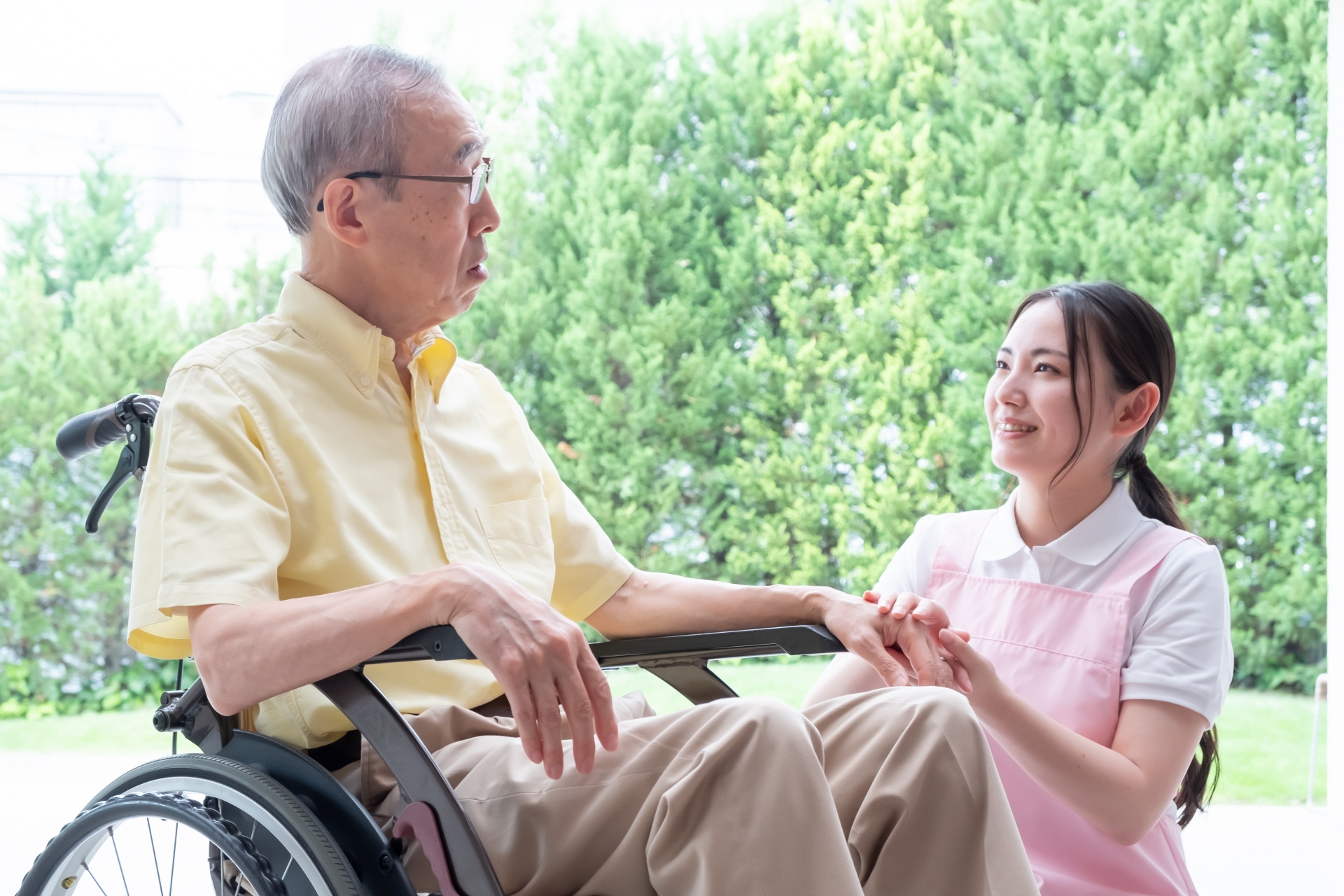 男性と介護士