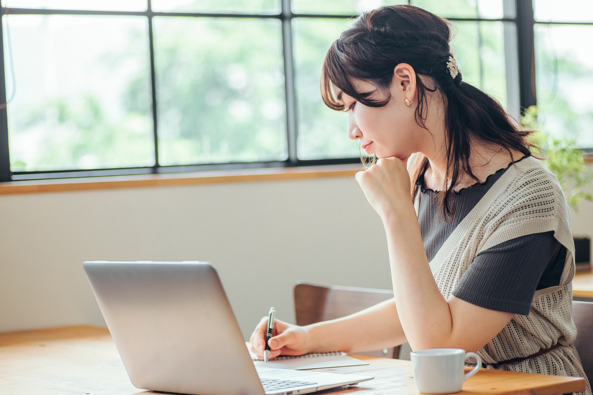 勉強する女性