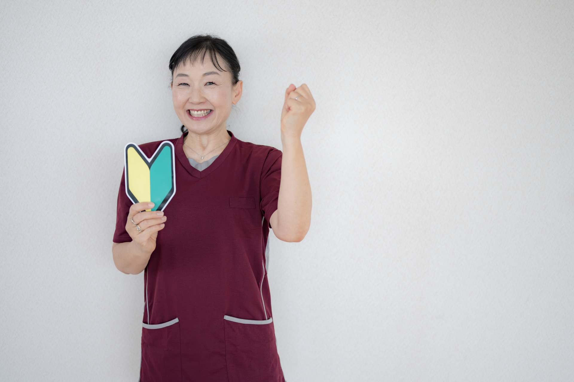 初心者マークとスクラブの女性