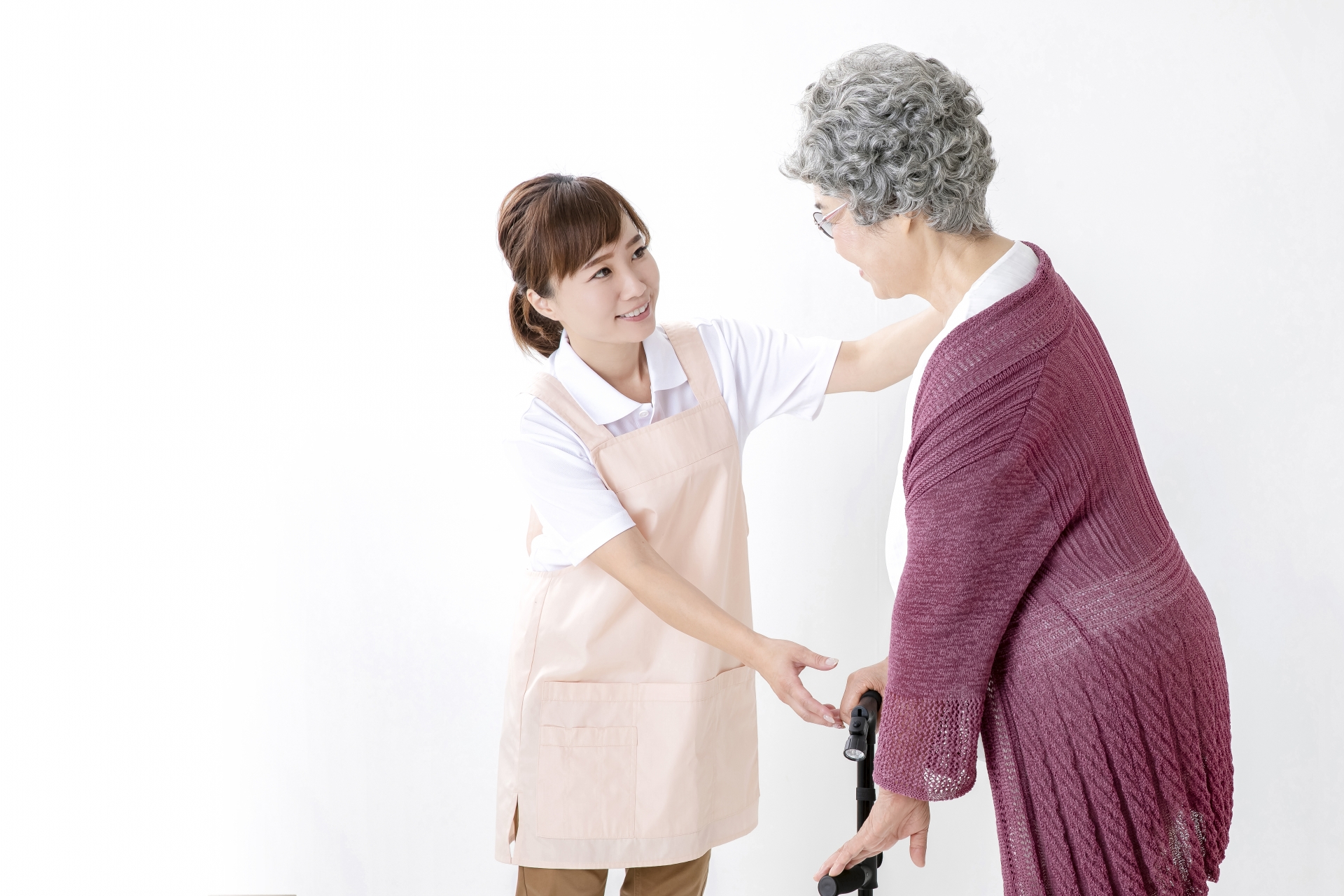 高齢者の女性を助けるヘルパー