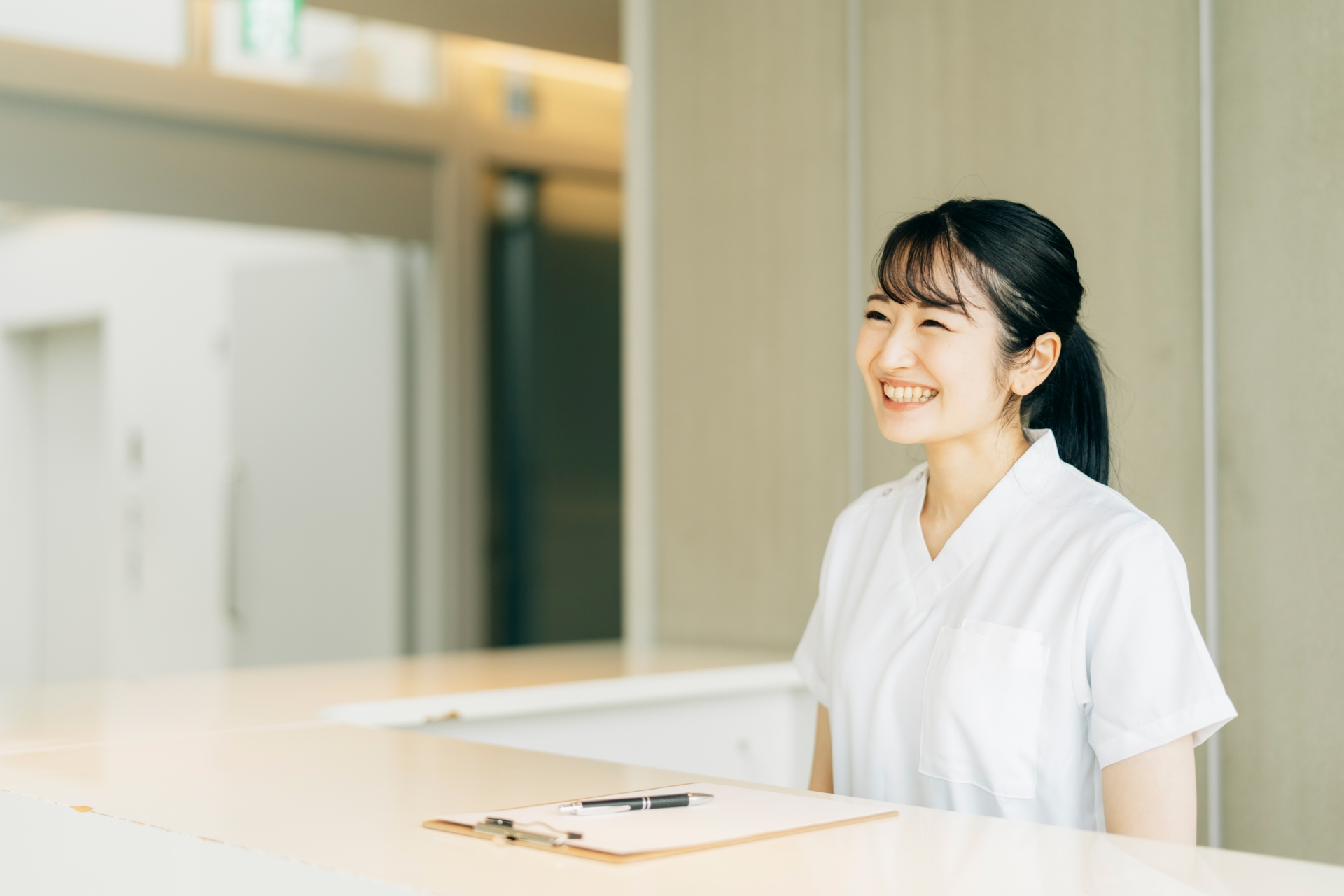 病院の受付にいる女性