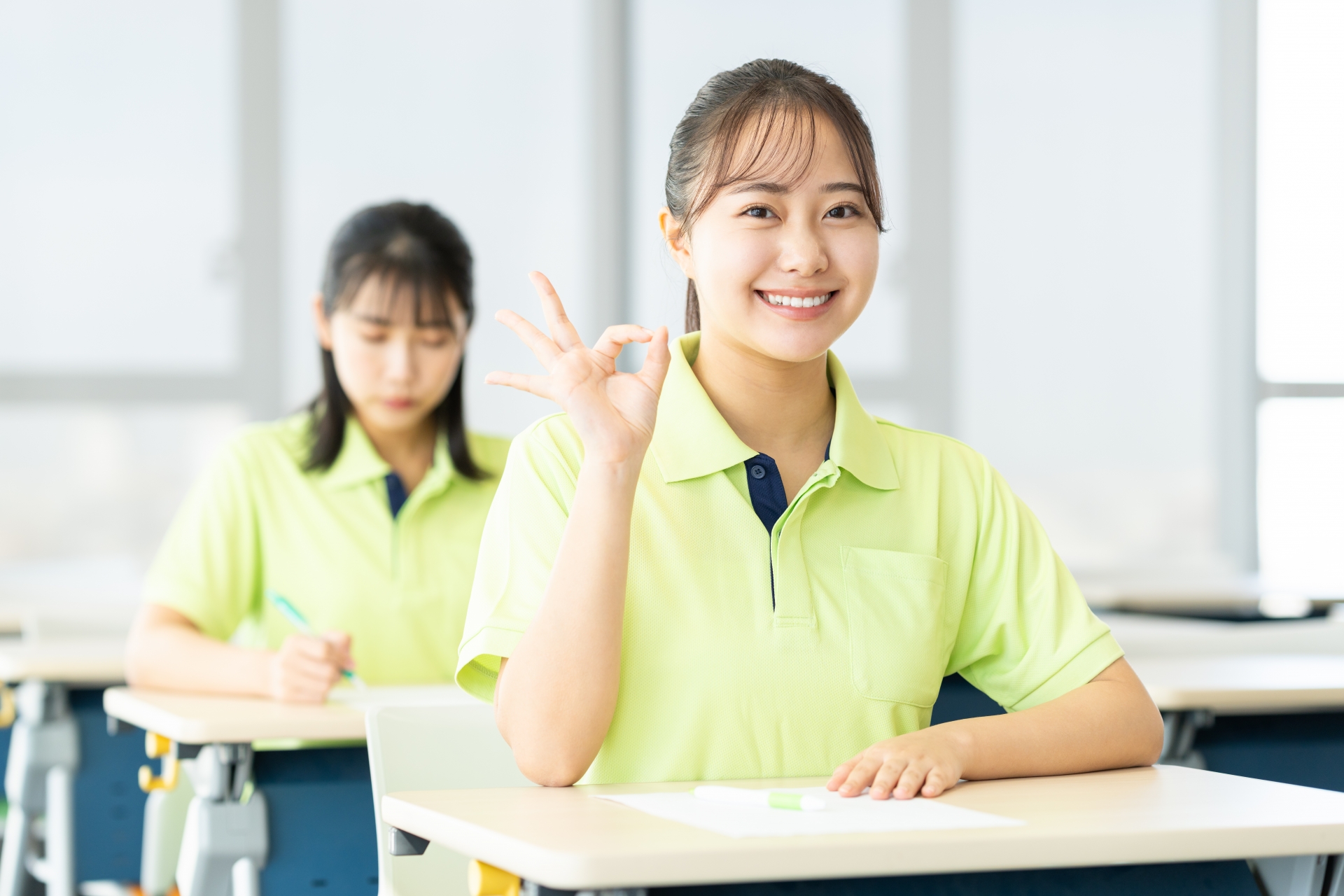 OKサインをする介護福祉士