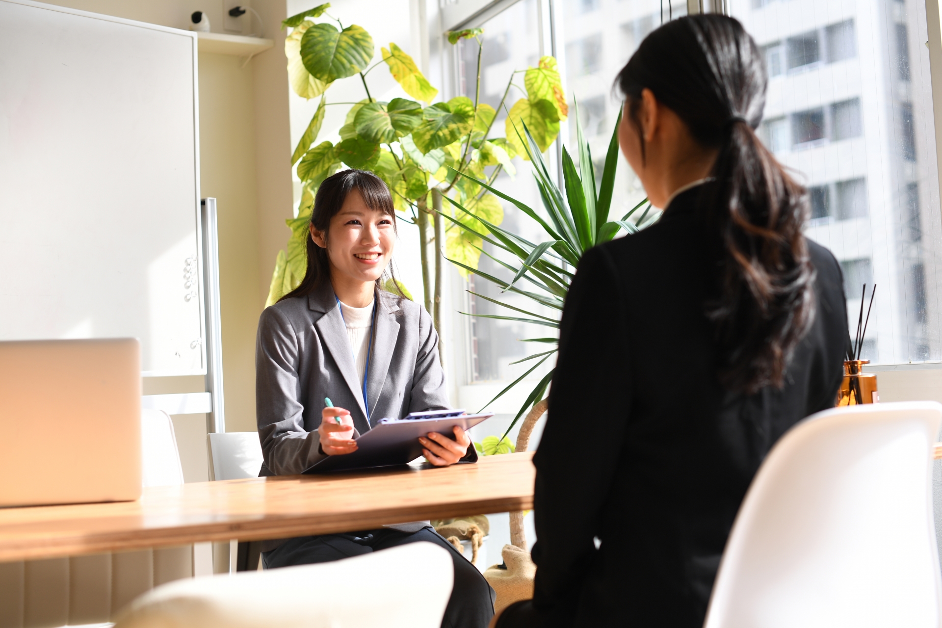 面談をする女性