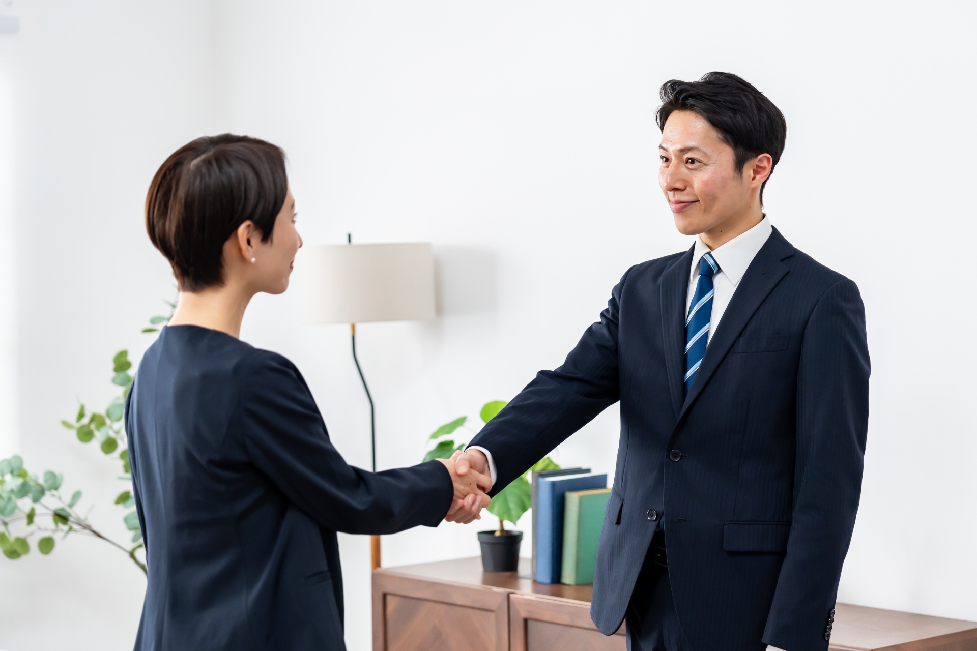 握手をする男女
