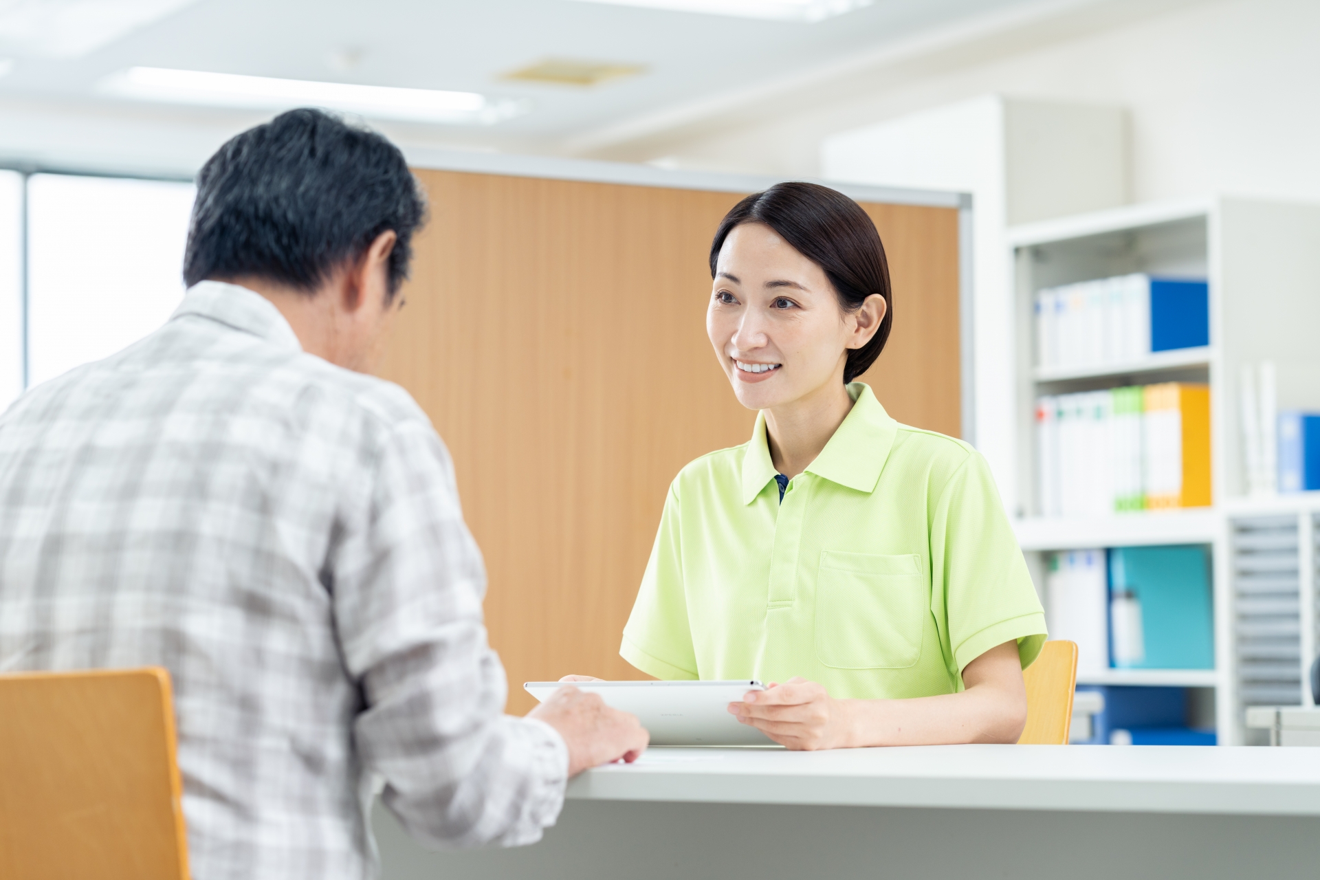 高齢者に説明する介護福祉士