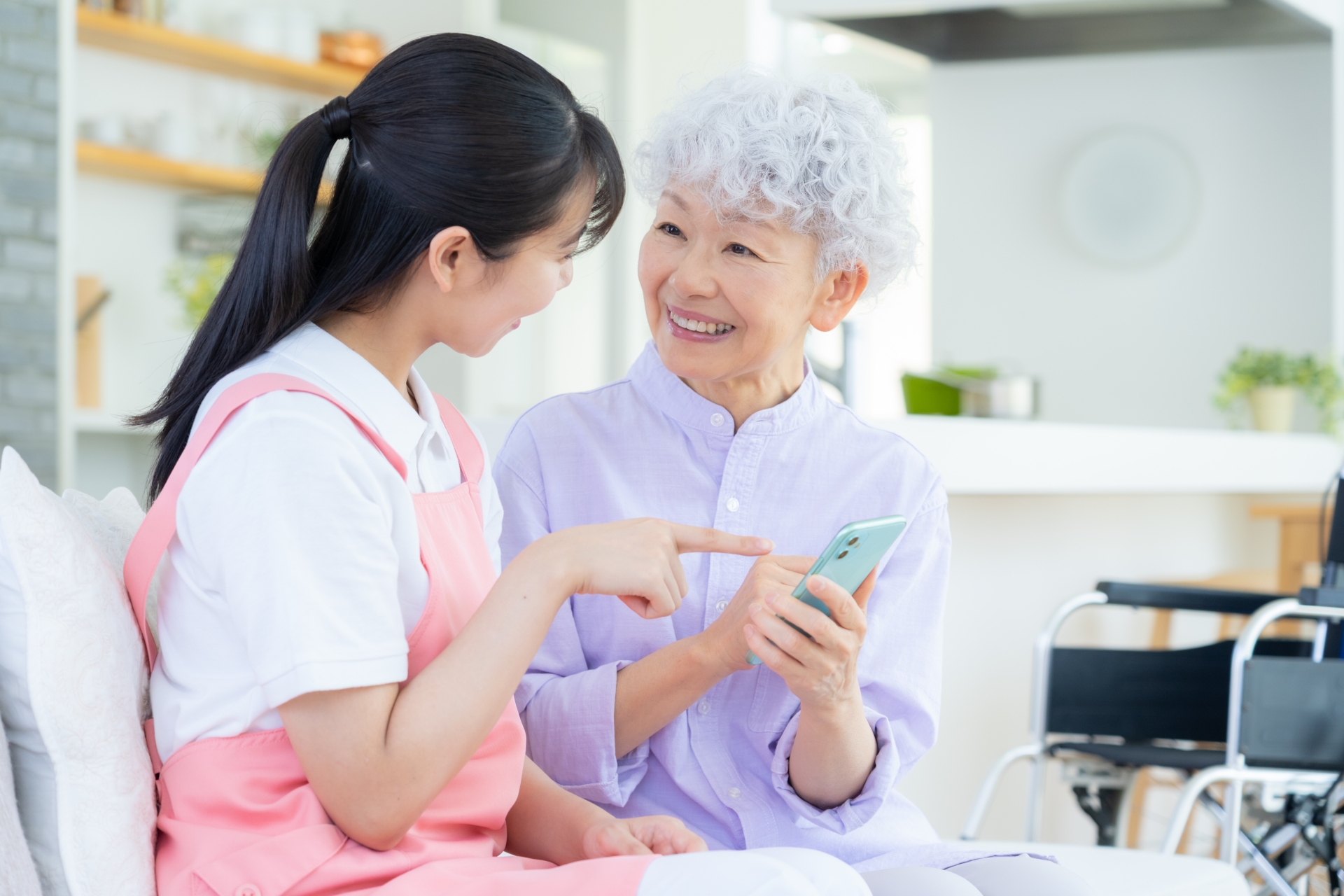 シニア女性を介護をする介護士の女性