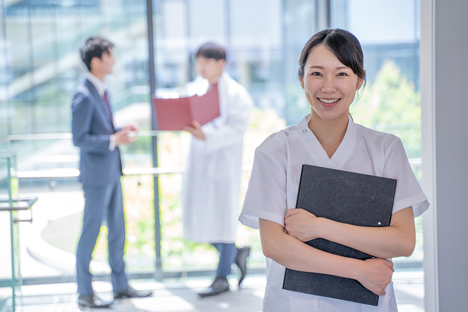 ファイルを持って微笑む看護師