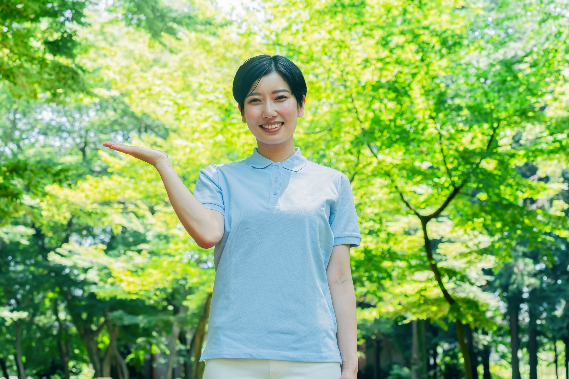ポロシャツを着た女性