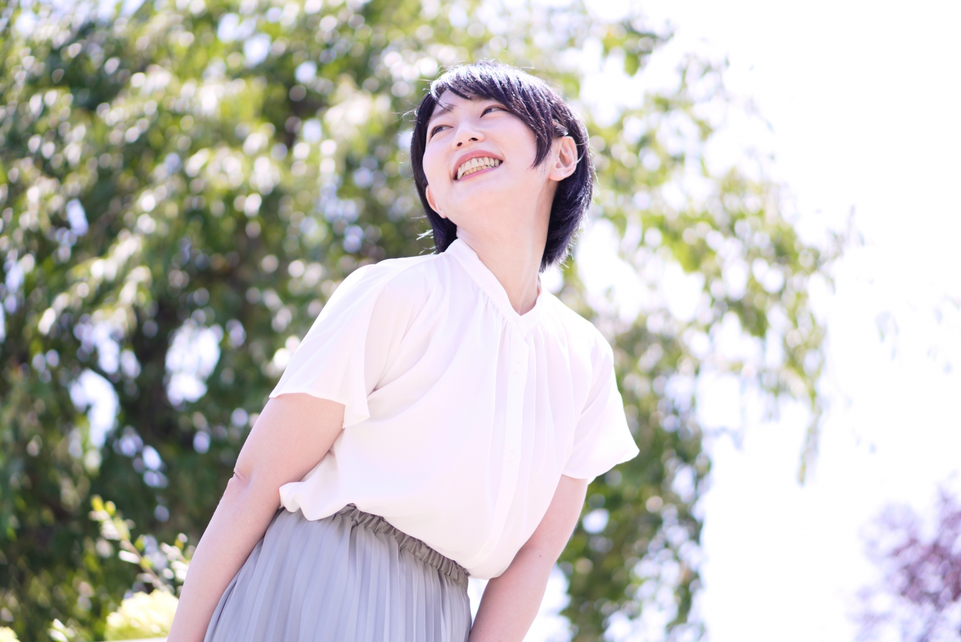 歯を見せて笑う女性