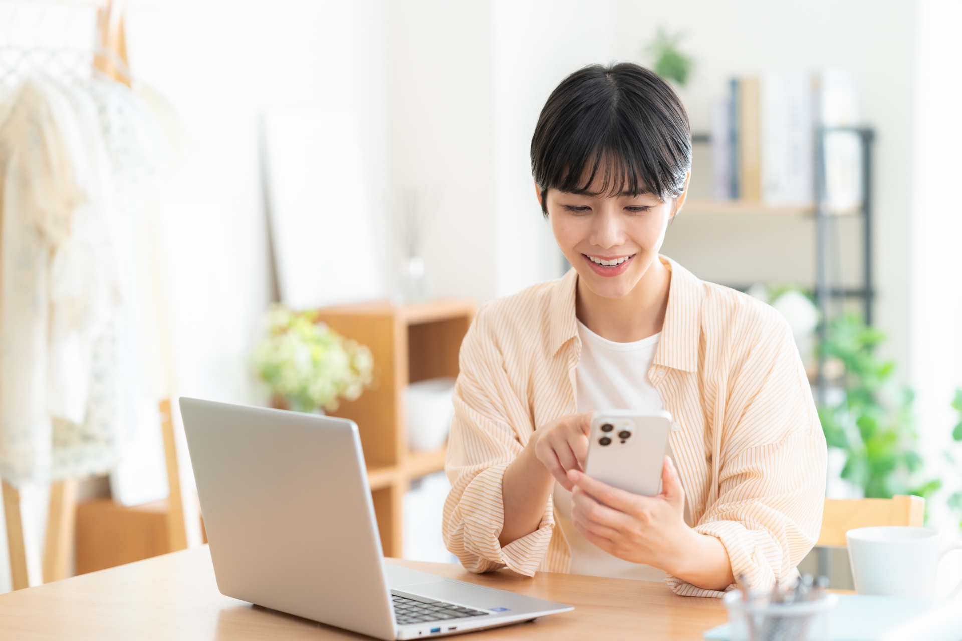 リビングでテレワークをする若い女性