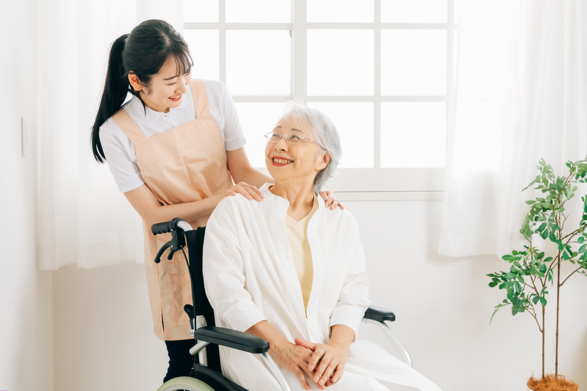 介護士と高齢者女性