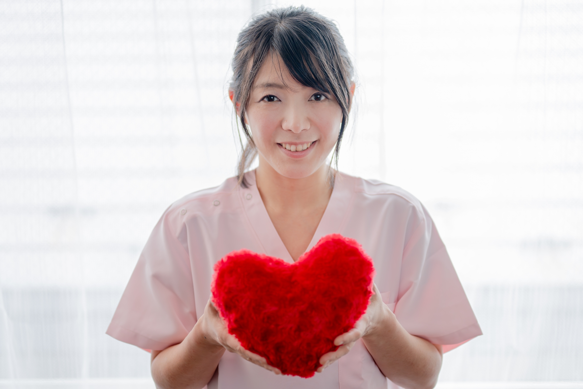 ハートを持つ医療系女性