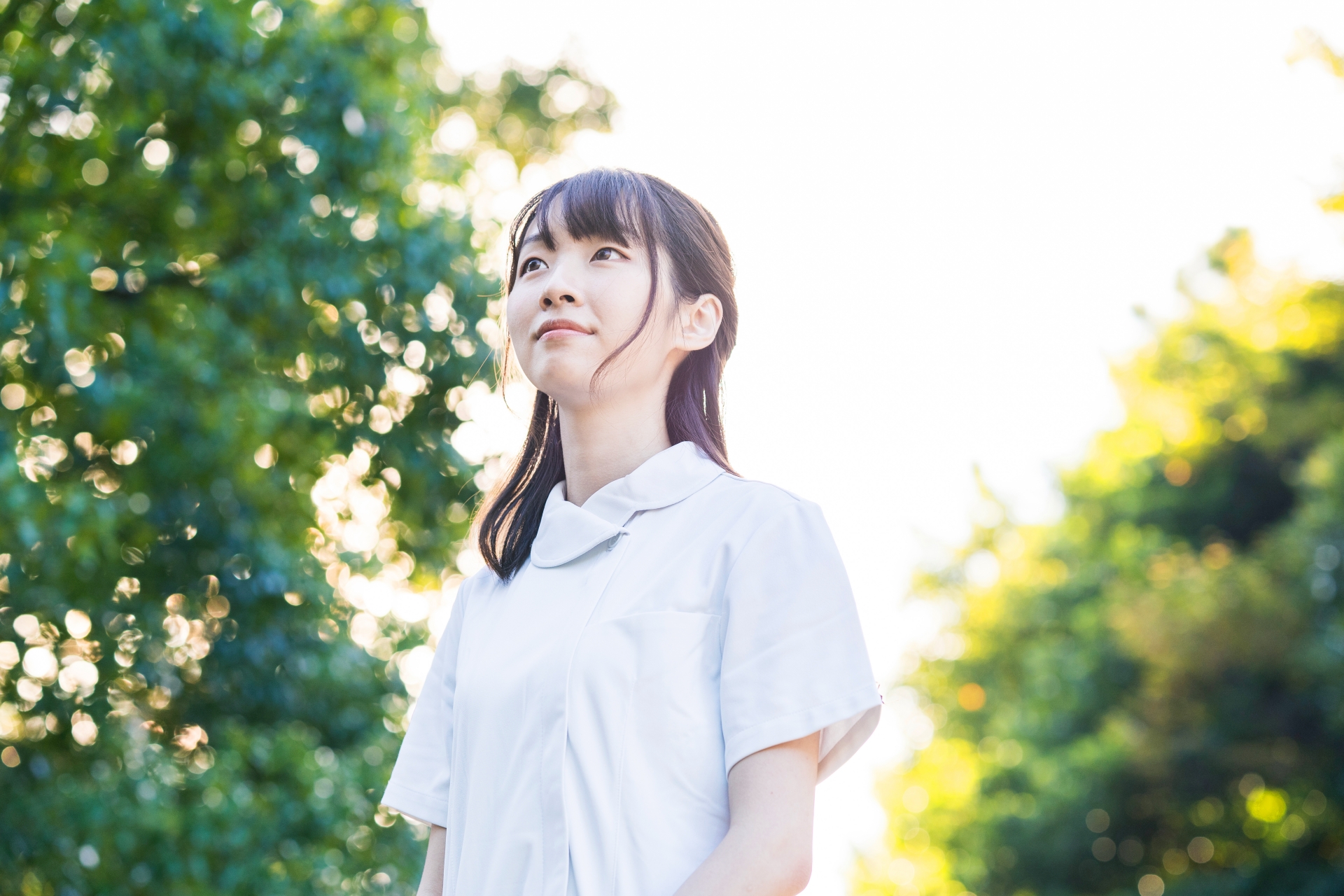 白衣の女性