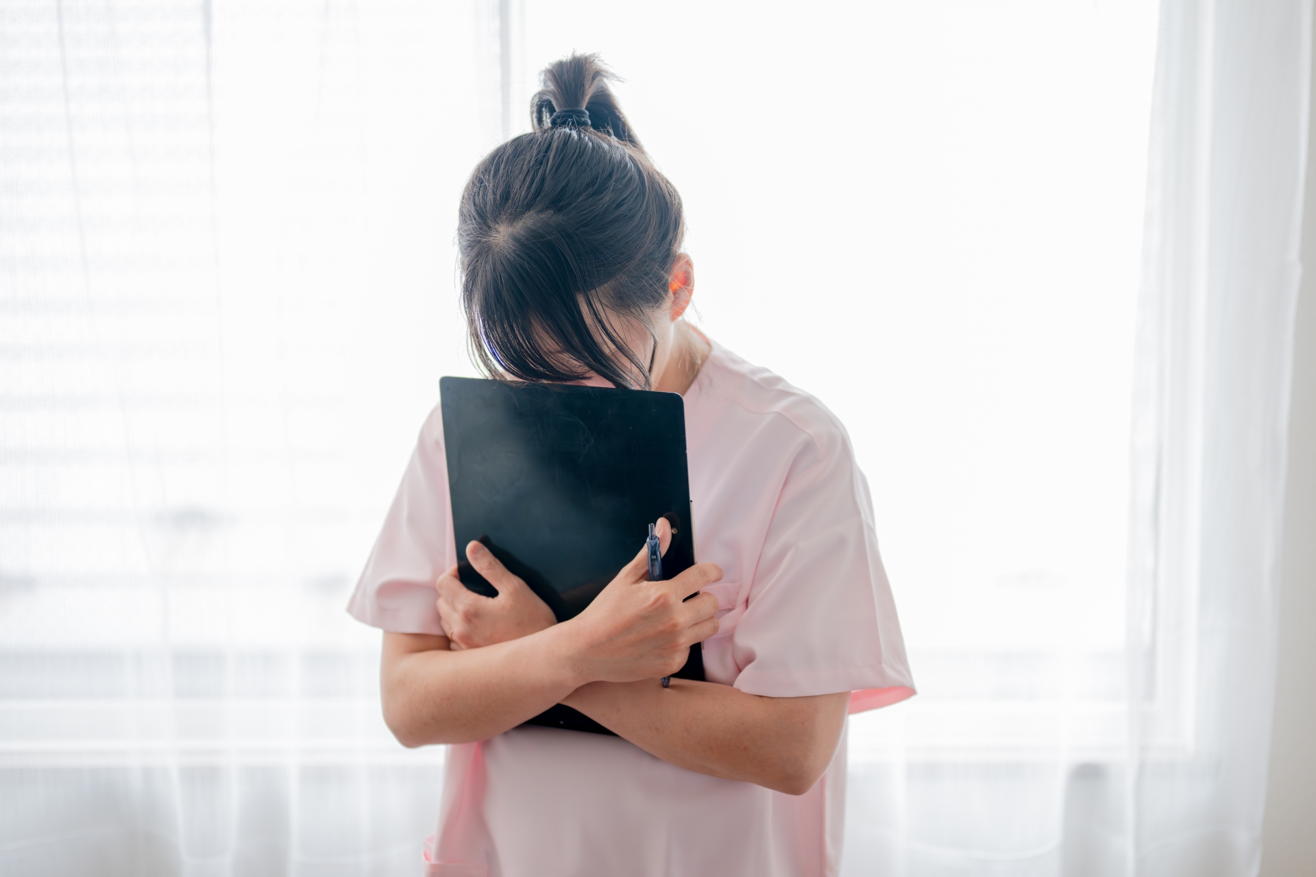 悲しむ医療系女性