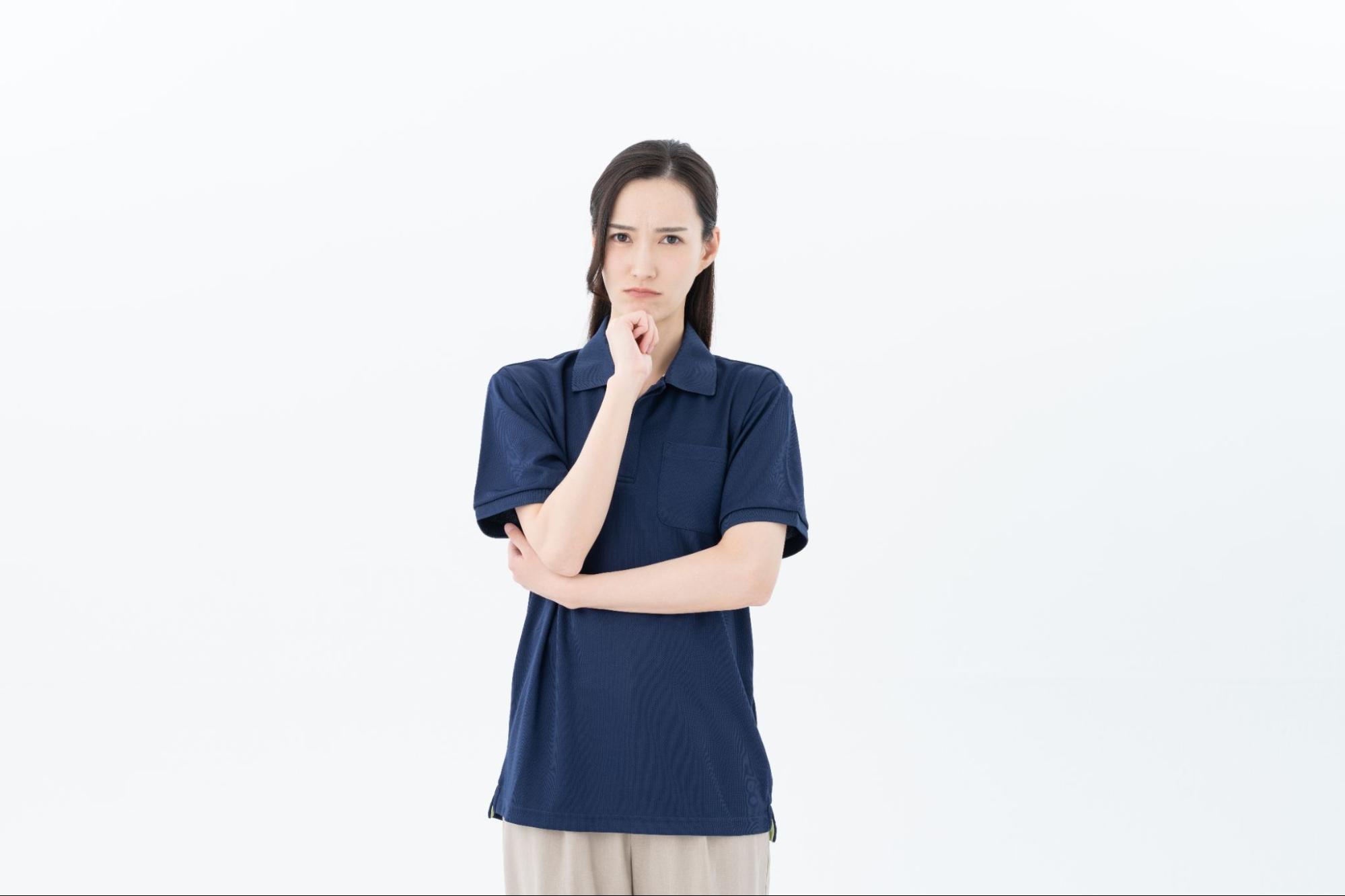 悩む介護福祉士