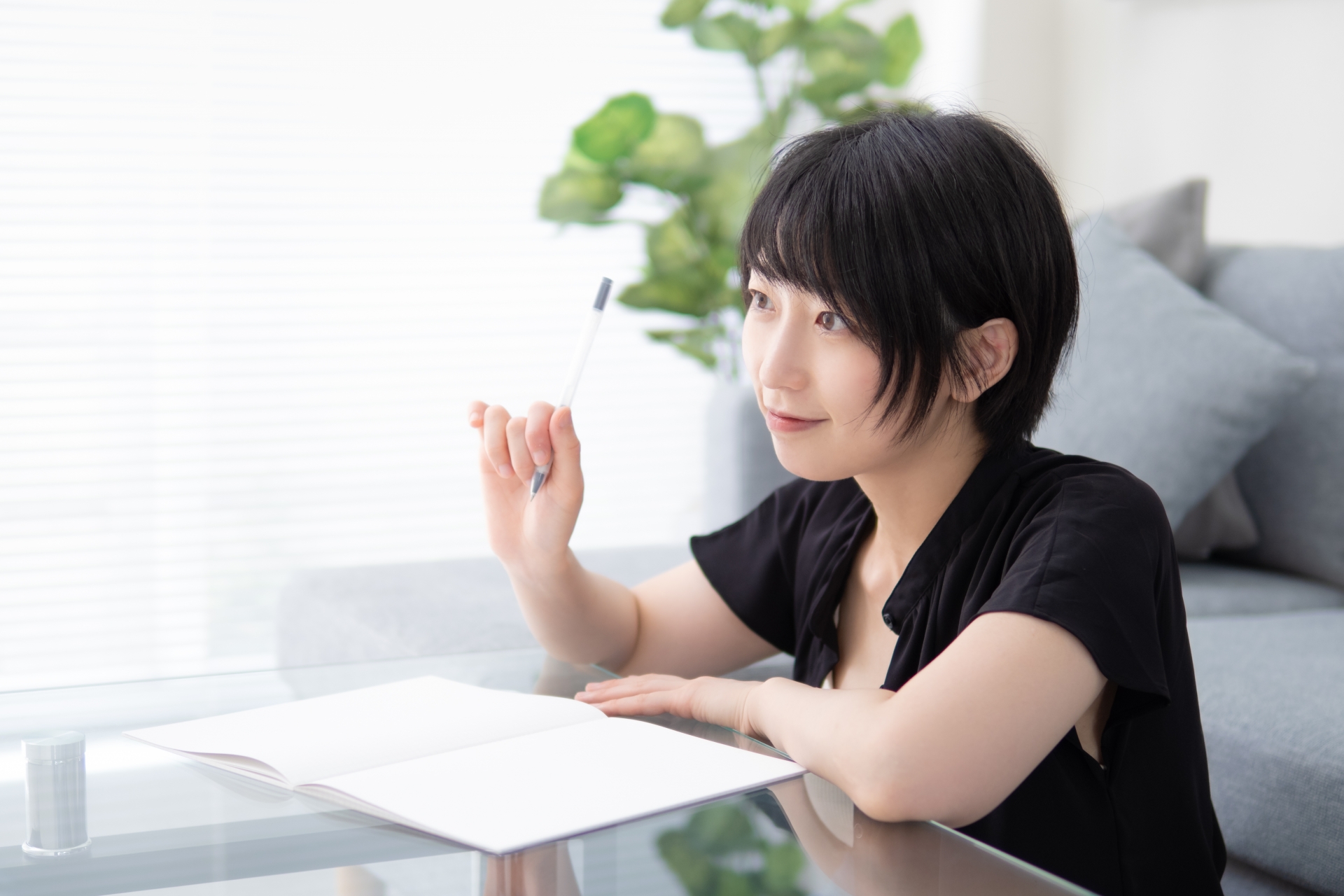 アイデアを思いつく女性