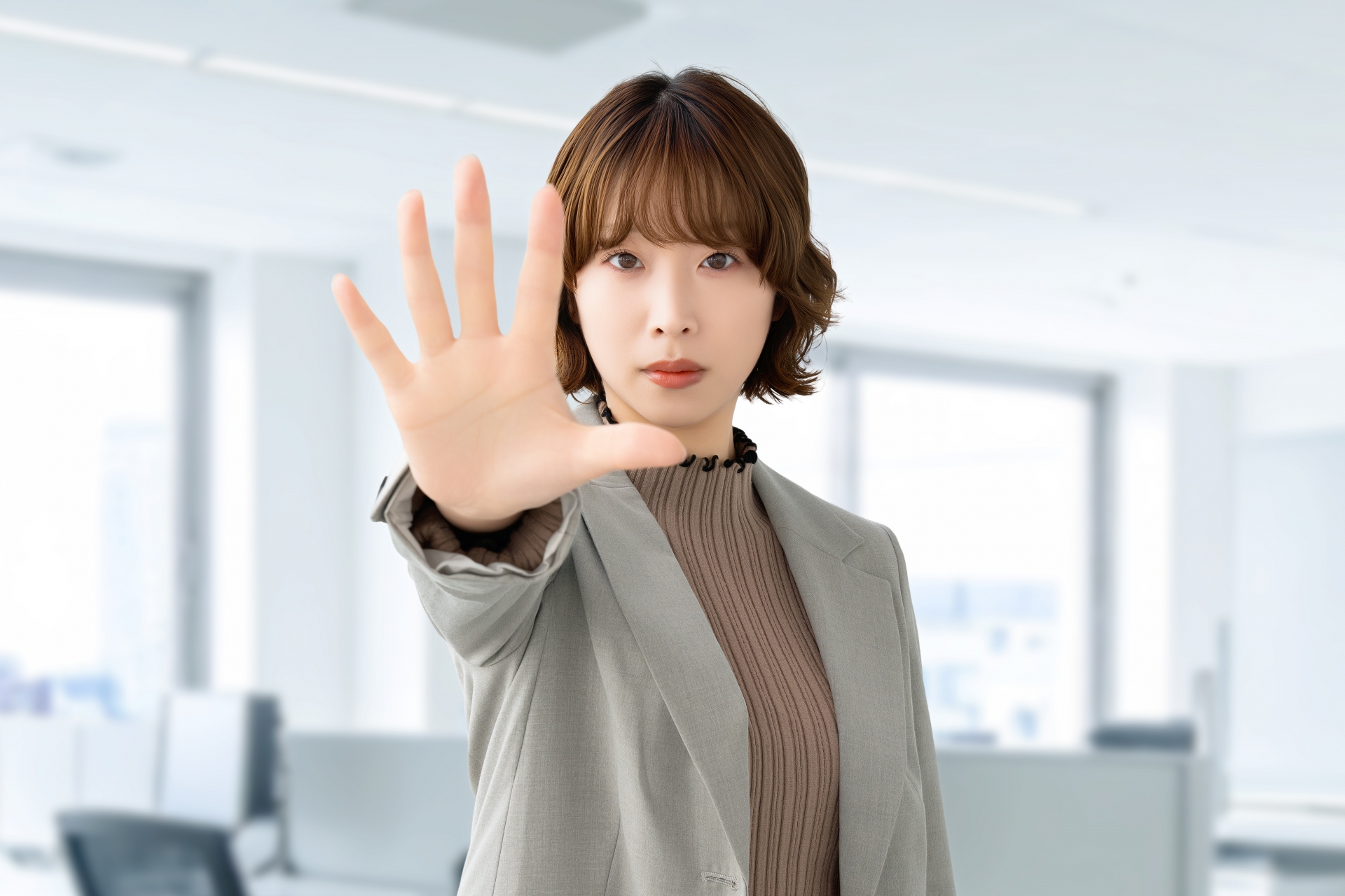 ストップ！制止する女性・ビジネスウーマン