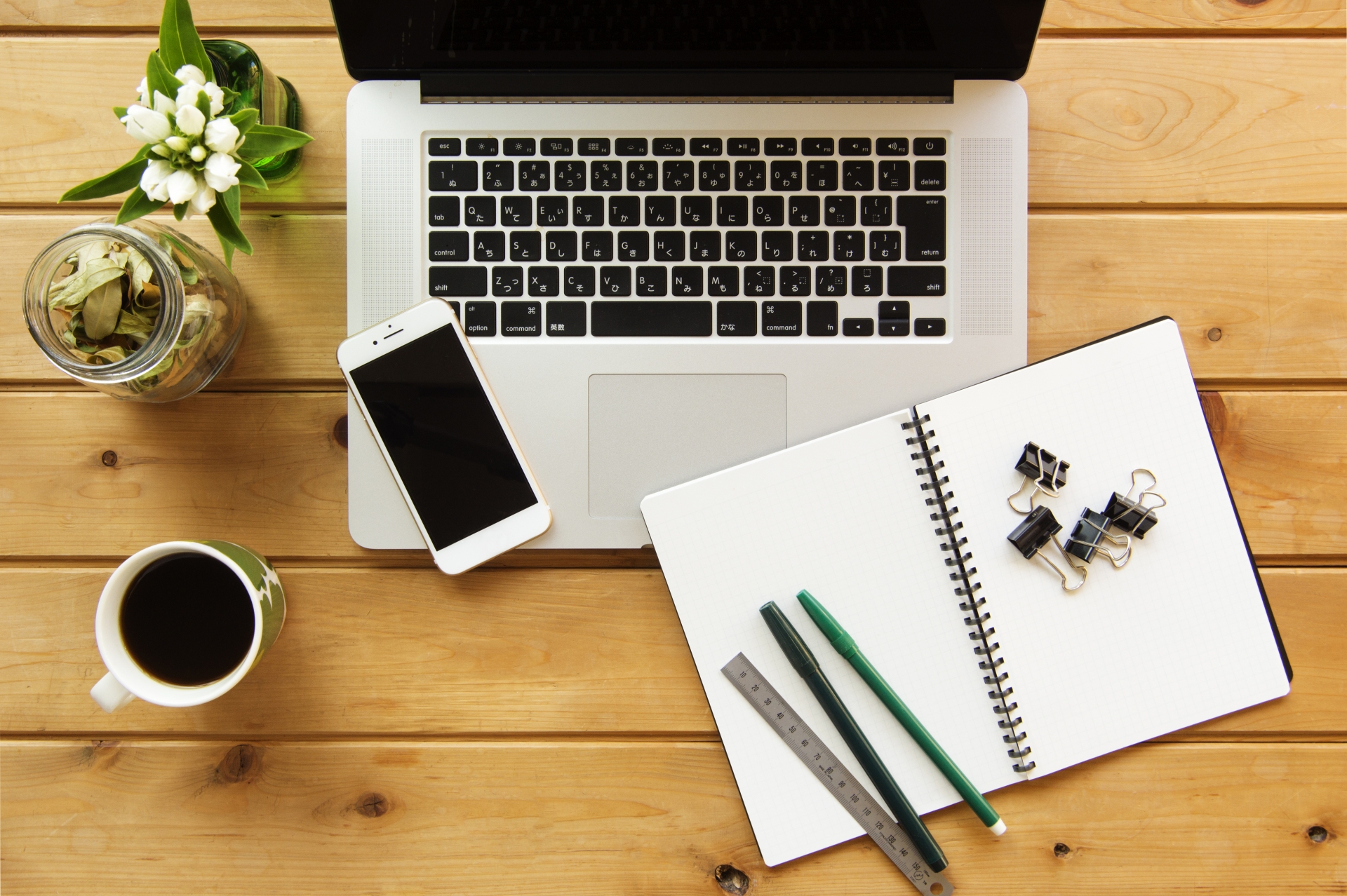 パソコンのあるデスクイメージ 木目16