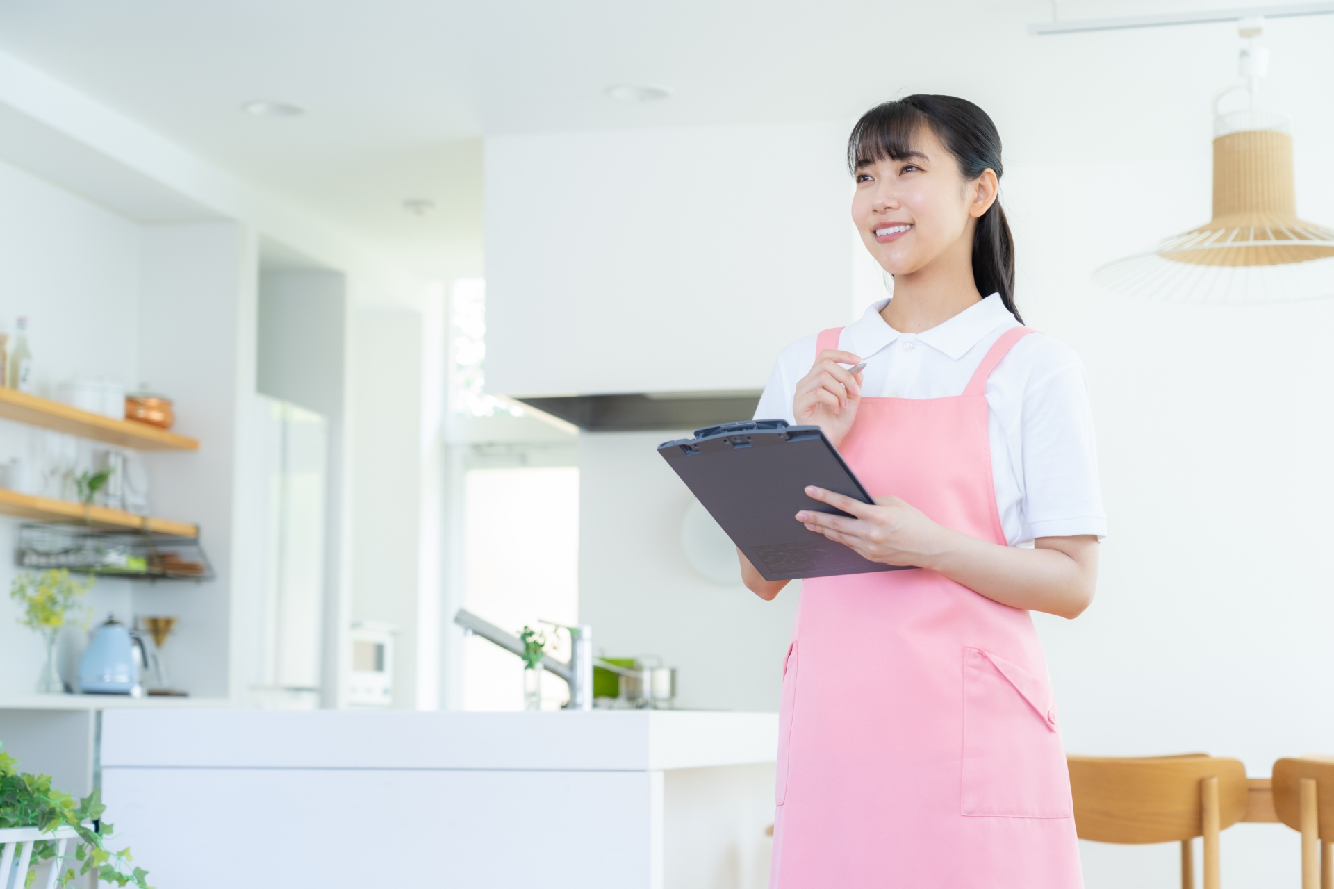 リビングの介護士の女性