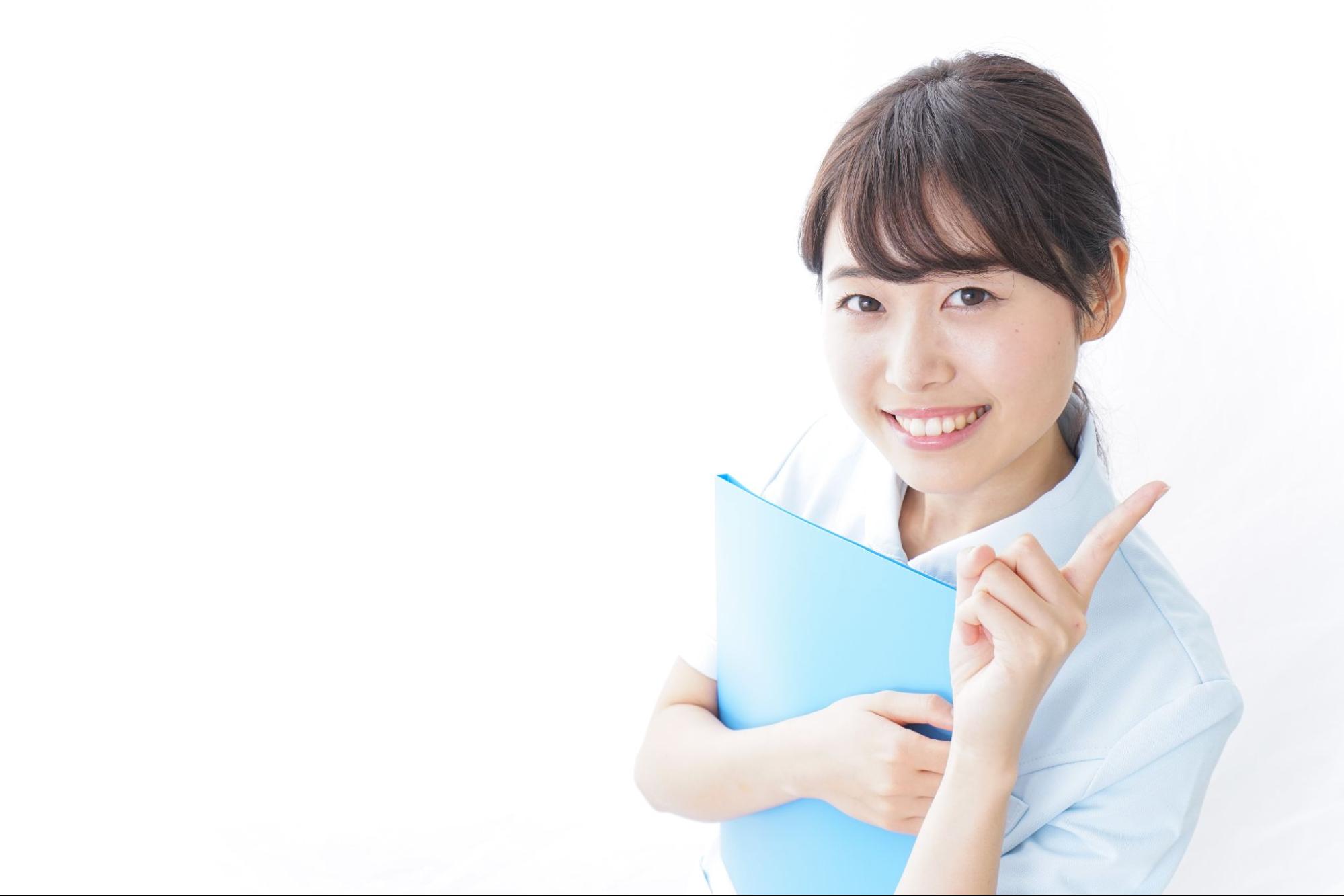指を立てる笑顔の看護師