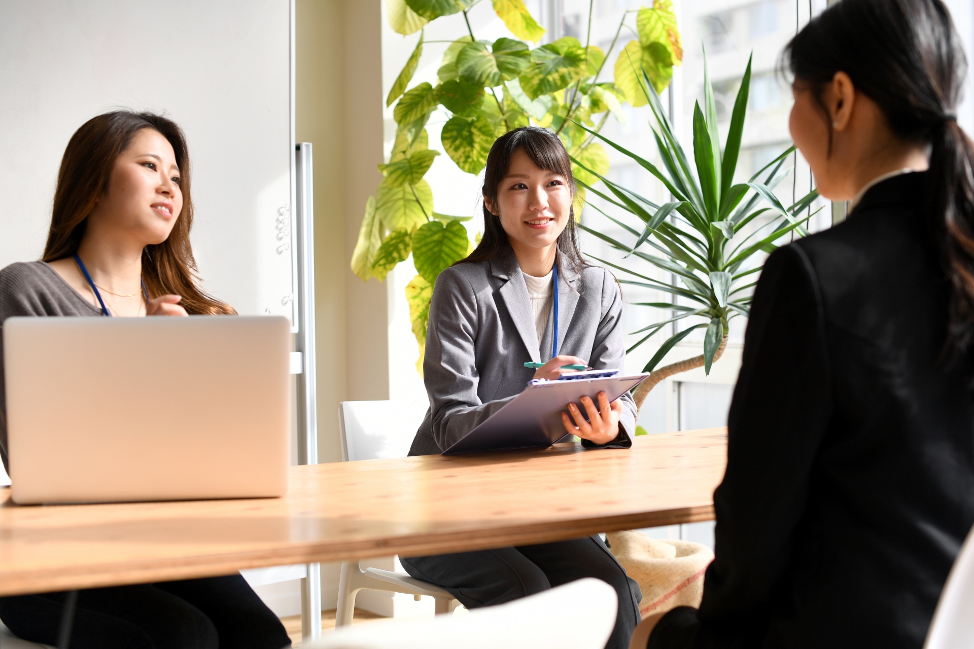 オフィスで面談（会議）をする女性