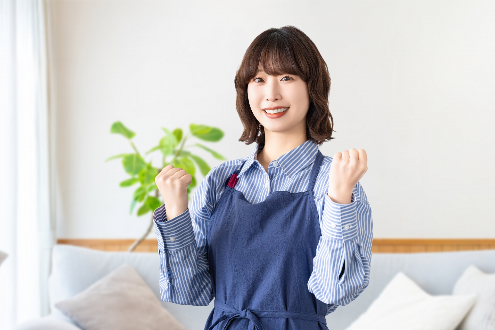 ガッツポーズをする女性