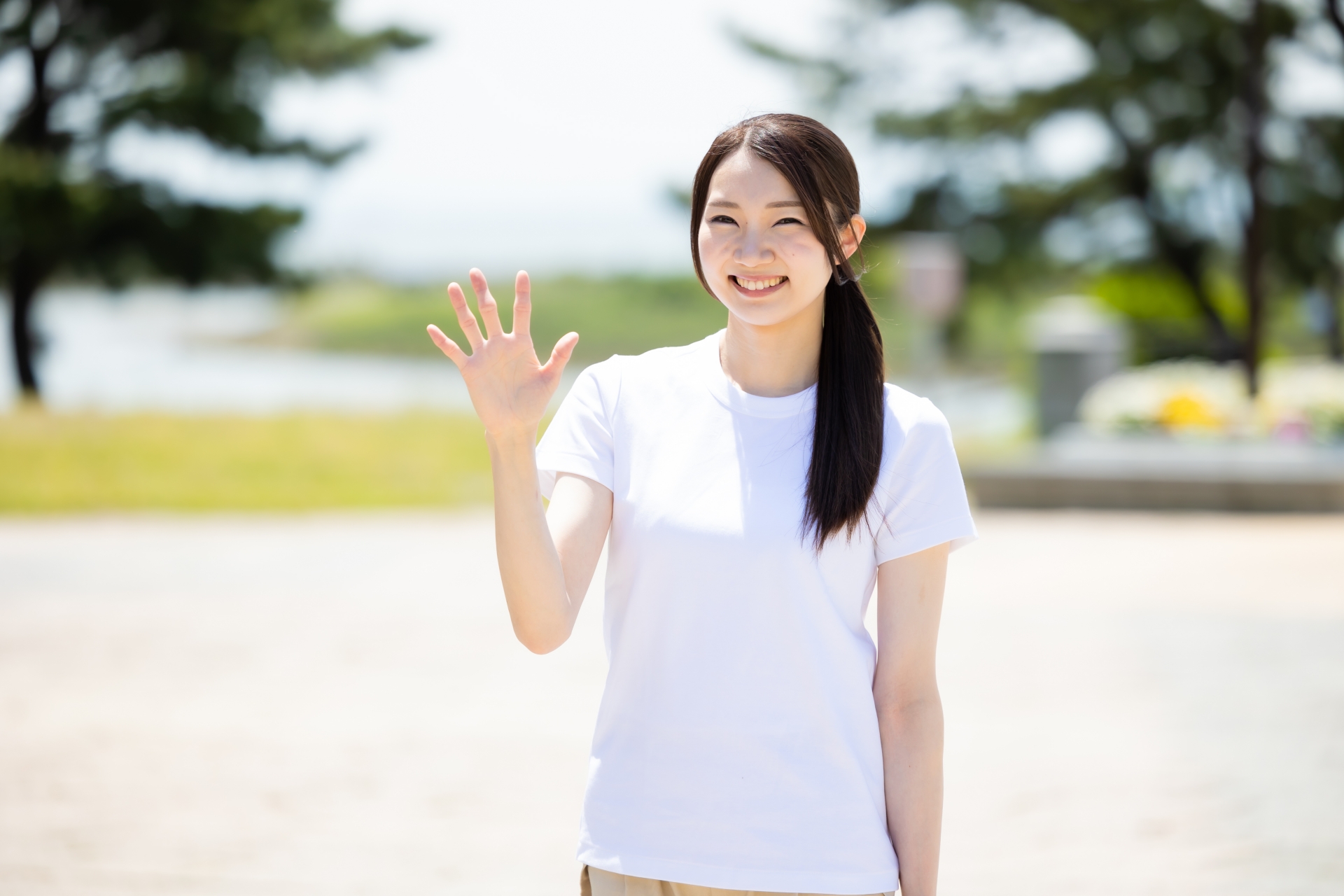 指を5本立てている笑顔の女性