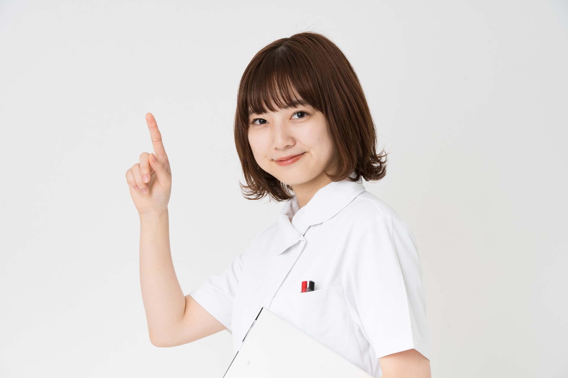 上を指差す看護師