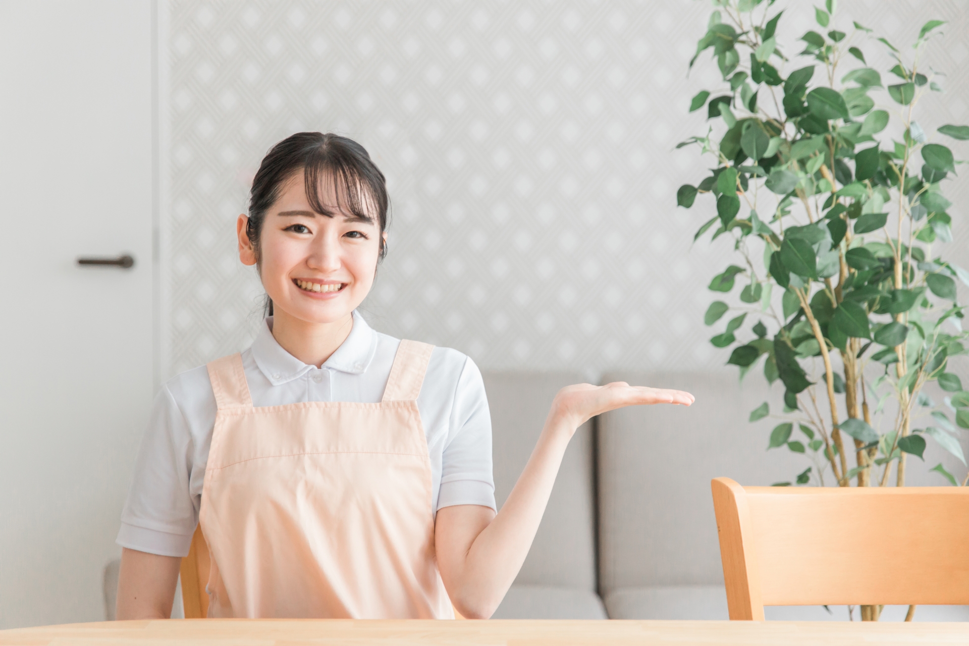 案内する女性