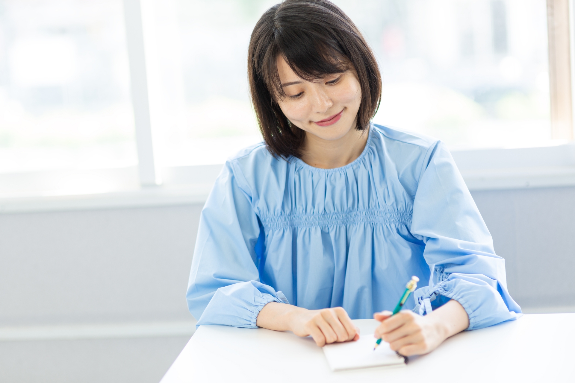おしゃれなメモを取る女性