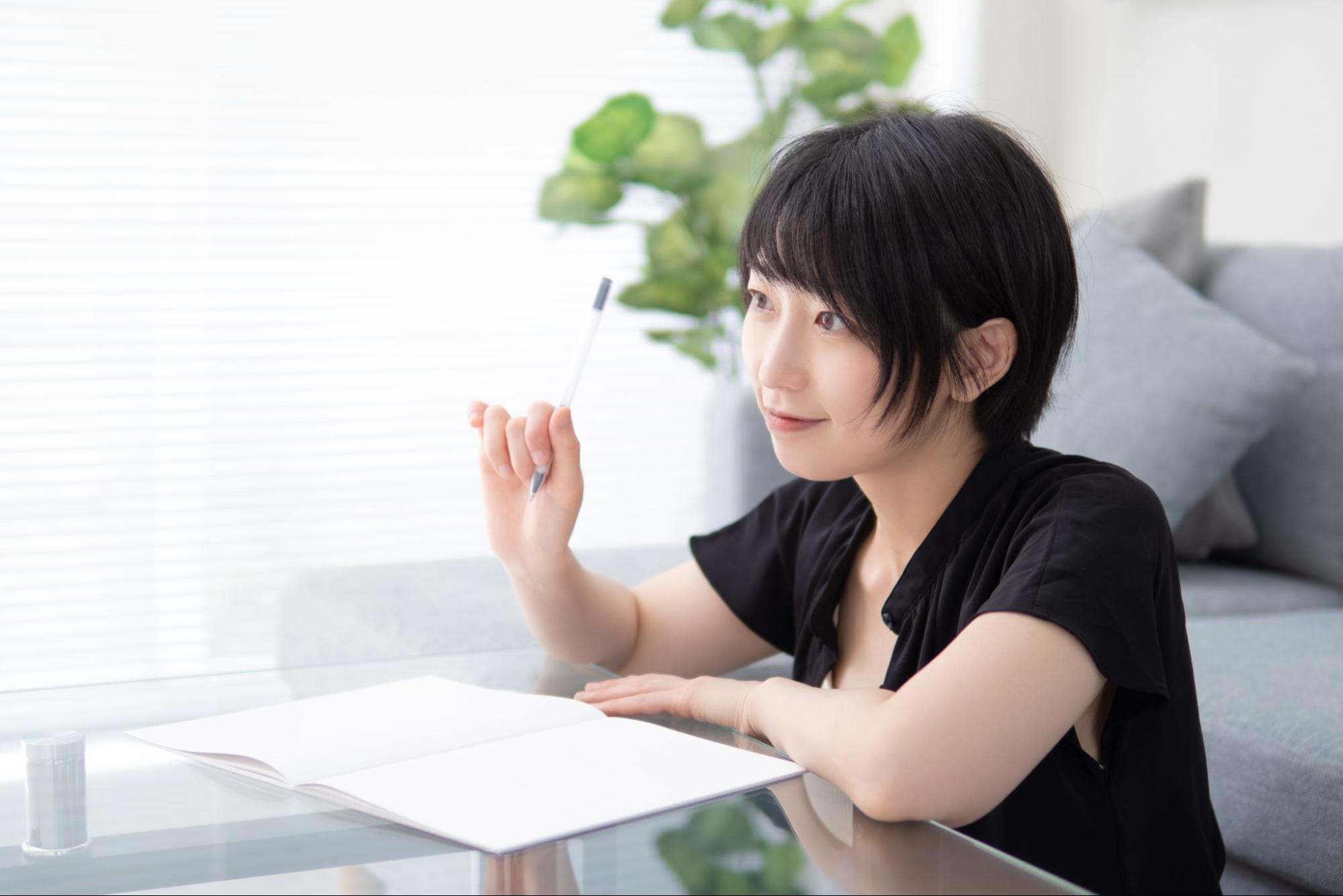 アイデアを思いつく女性