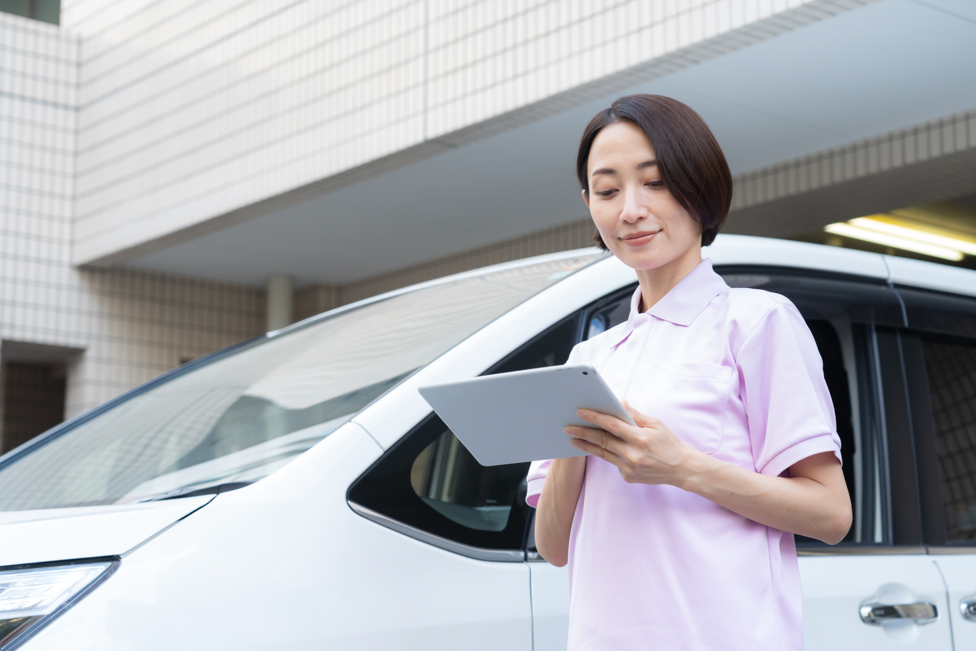 スケジュールを確認する女性