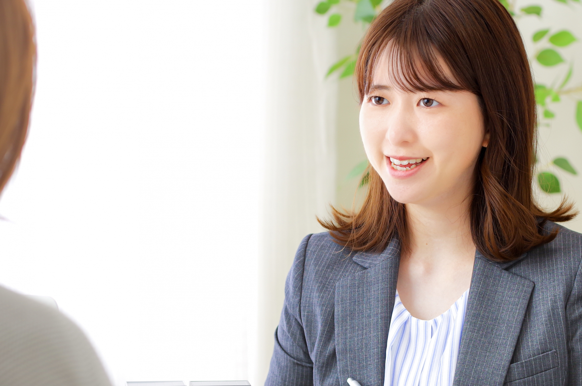 話し合いをするスーツ姿の女性