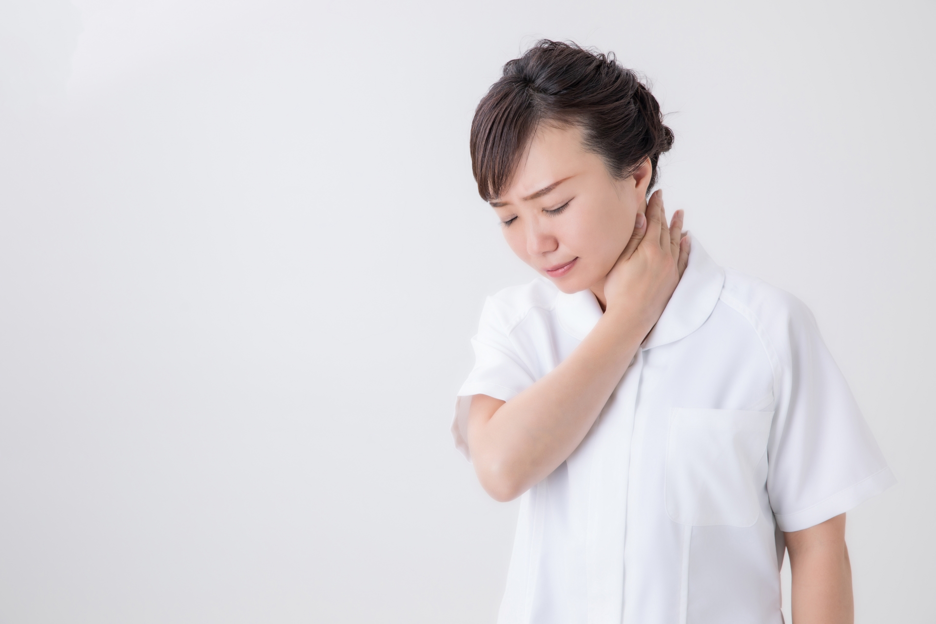 首が痛い女性