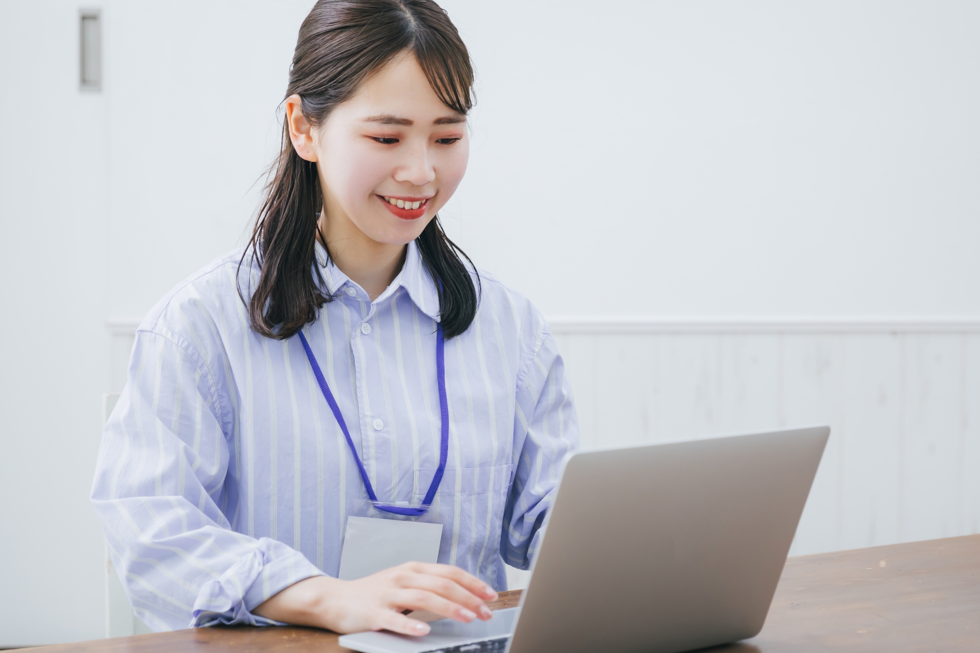 PCを触る女性