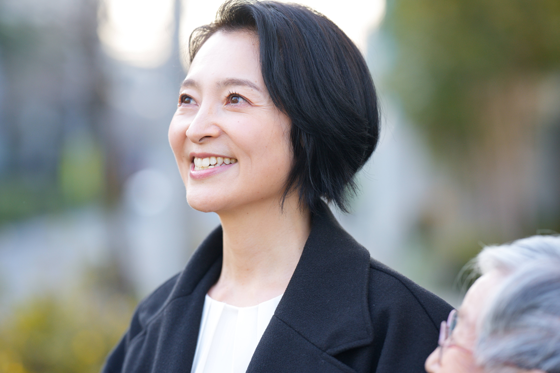 屋外にいる高齢女性と介護士