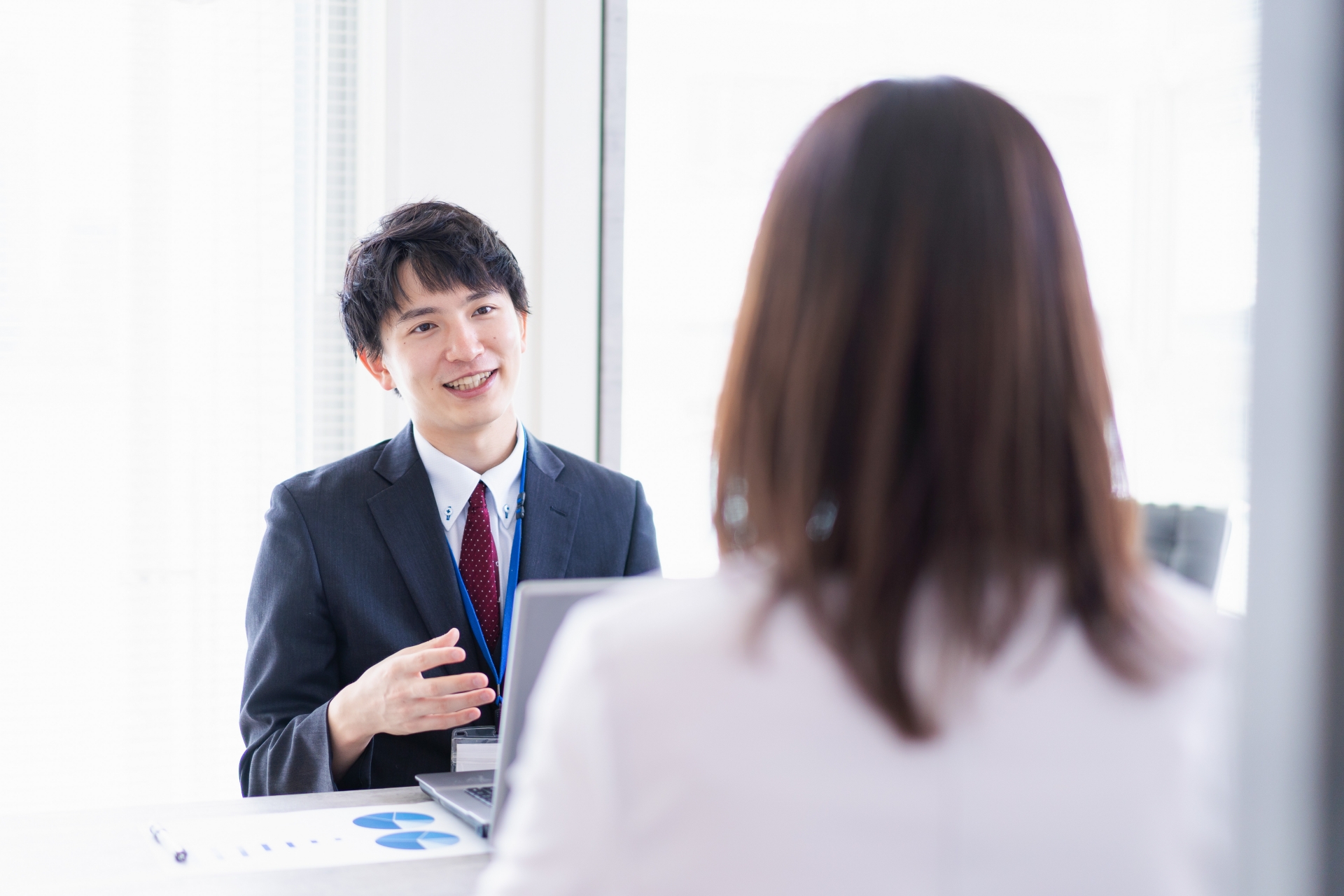 上司と面談をするビジネスパーソン