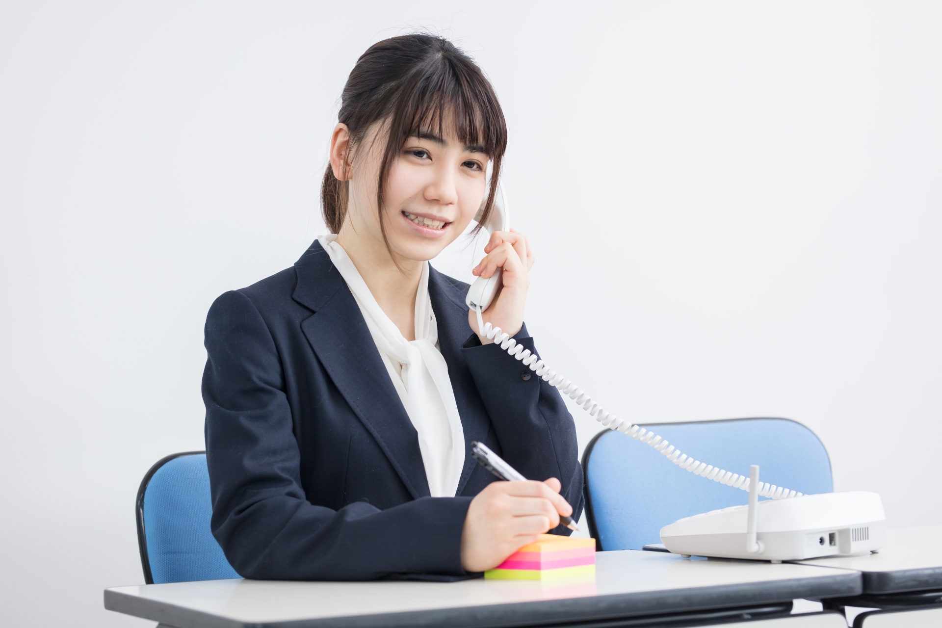 通話するスーツの女性