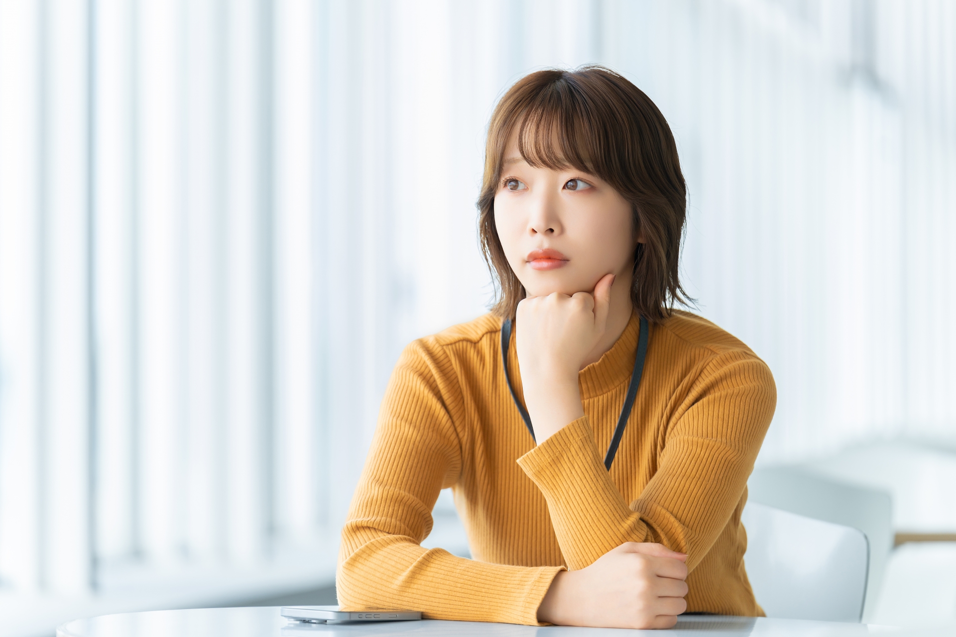 考えごとをする女性
